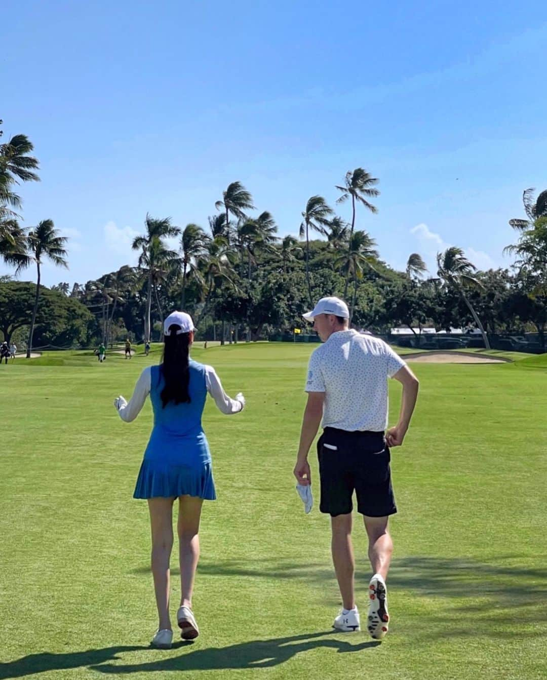 アンミカさんのインスタグラム写真 - (アンミカInstagram)「今日の【SONY OPEN in Hawaii🌺　25th プロアマ戦ドリームカップ⛳️】は、ジョーダン・スピース選手　@jordanspieth とラウンドさせて頂きましたよ😍❣️  顔が小さくて185cmの高身長の好青年は、私の拙い話も熱心に聞いてくださり、旦那様とも歩きながら仲良く話してくださる優しい方。 トッププレイヤーのプレイをそばで見ることができて、最高の思い出になりました💕  旦那様とキャディーを務めてくれた、エイミー古賀プロの妹のジェニファーとアシュレイちゃんも、みんなでウエアをブルー系に揃えて💙  まだ、手術の後遺症でしっかりクラブを握れないこともあり足を引っ張ってしまいましたが、素敵なチームに恵まれ、幸せな一日になりました☺️  帰国したら、レッスンに通おうと決意🏌️‍♀️ きちんと上手くなりたい‼️  さて、本日1/12(木)は  ・19:00〜22:00 MBS 【プレバト　３時間SP】  ・・22:45〜23:00 NHK夜ドラ 【ワタシってサバサバしてるから】  ・23:00〜23:40  フジテレビす 【トークイーンズ】秋元康さんに出演です。  お時間許す方は是非ご覧下さいませ❣️  @sonyopenhawaii  #25aniversary」1月12日 18時57分 - ahnmikaofficial