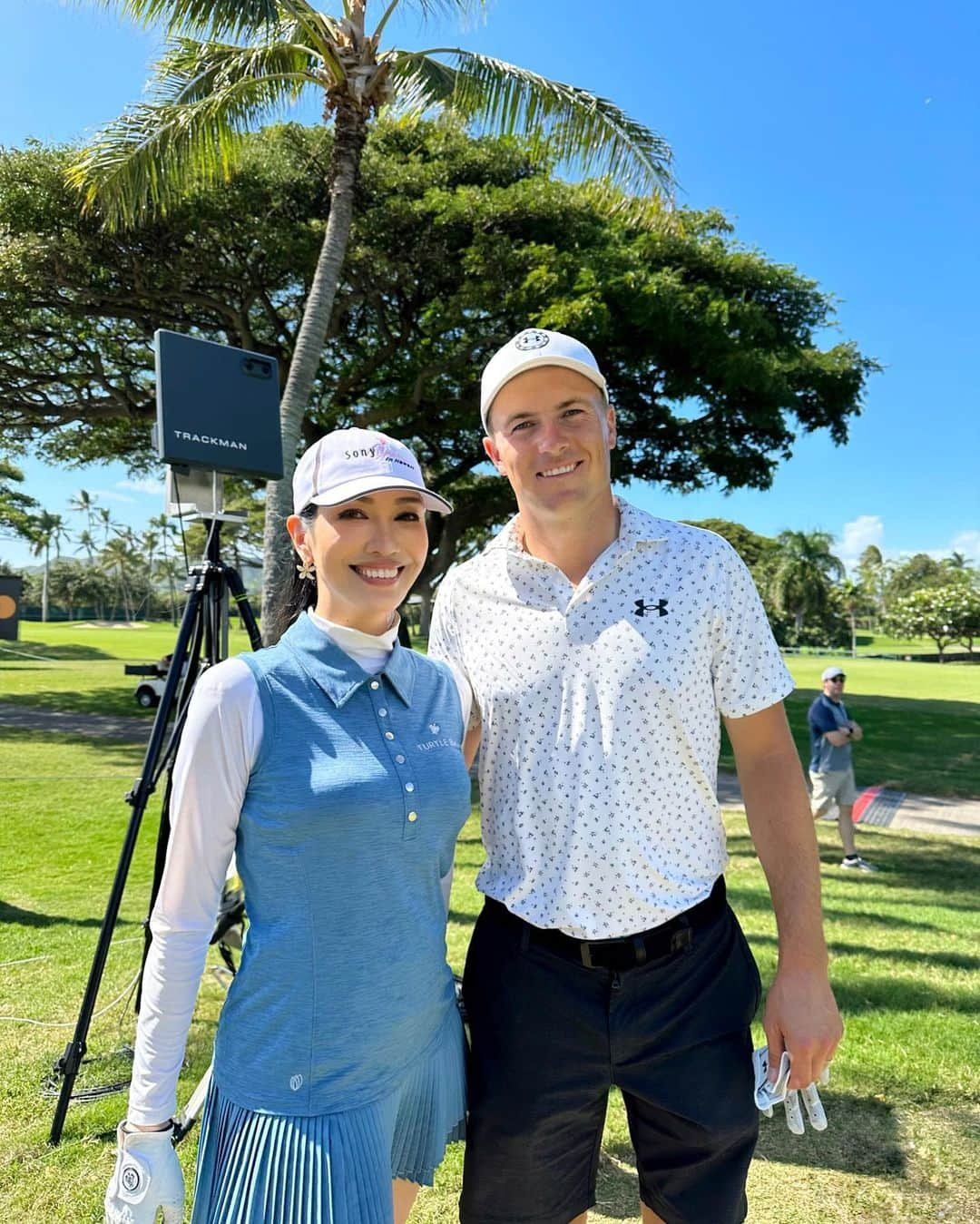 アンミカさんのインスタグラム写真 - (アンミカInstagram)「今日の【SONY OPEN in Hawaii🌺　25th プロアマ戦ドリームカップ⛳️】は、ジョーダン・スピース選手　@jordanspieth とラウンドさせて頂きましたよ😍❣️  顔が小さくて185cmの高身長の好青年は、私の拙い話も熱心に聞いてくださり、旦那様とも歩きながら仲良く話してくださる優しい方。 トッププレイヤーのプレイをそばで見ることができて、最高の思い出になりました💕  旦那様とキャディーを務めてくれた、エイミー古賀プロの妹のジェニファーとアシュレイちゃんも、みんなでウエアをブルー系に揃えて💙  まだ、手術の後遺症でしっかりクラブを握れないこともあり足を引っ張ってしまいましたが、素敵なチームに恵まれ、幸せな一日になりました☺️  帰国したら、レッスンに通おうと決意🏌️‍♀️ きちんと上手くなりたい‼️  さて、本日1/12(木)は  ・19:00〜22:00 MBS 【プレバト　３時間SP】  ・・22:45〜23:00 NHK夜ドラ 【ワタシってサバサバしてるから】  ・23:00〜23:40  フジテレビす 【トークイーンズ】秋元康さんに出演です。  お時間許す方は是非ご覧下さいませ❣️  @sonyopenhawaii  #25aniversary」1月12日 18時57分 - ahnmikaofficial