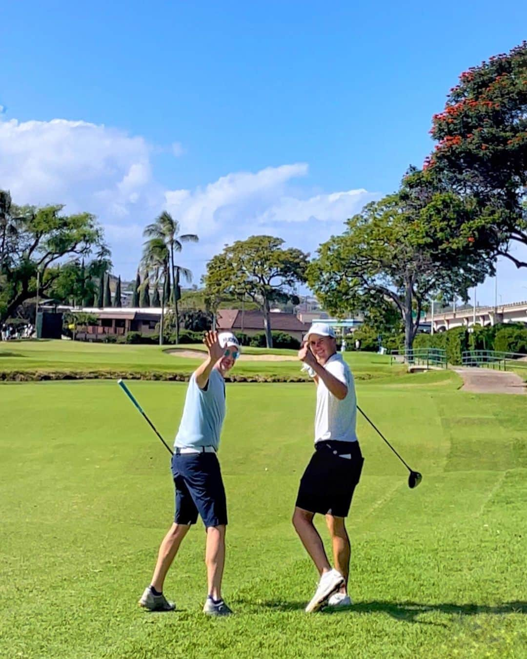 アンミカさんのインスタグラム写真 - (アンミカInstagram)「今日の【SONY OPEN in Hawaii🌺　25th プロアマ戦ドリームカップ⛳️】は、ジョーダン・スピース選手　@jordanspieth とラウンドさせて頂きましたよ😍❣️  顔が小さくて185cmの高身長の好青年は、私の拙い話も熱心に聞いてくださり、旦那様とも歩きながら仲良く話してくださる優しい方。 トッププレイヤーのプレイをそばで見ることができて、最高の思い出になりました💕  旦那様とキャディーを務めてくれた、エイミー古賀プロの妹のジェニファーとアシュレイちゃんも、みんなでウエアをブルー系に揃えて💙  まだ、手術の後遺症でしっかりクラブを握れないこともあり足を引っ張ってしまいましたが、素敵なチームに恵まれ、幸せな一日になりました☺️  帰国したら、レッスンに通おうと決意🏌️‍♀️ きちんと上手くなりたい‼️  さて、本日1/12(木)は  ・19:00〜22:00 MBS 【プレバト　３時間SP】  ・・22:45〜23:00 NHK夜ドラ 【ワタシってサバサバしてるから】  ・23:00〜23:40  フジテレビす 【トークイーンズ】秋元康さんに出演です。  お時間許す方は是非ご覧下さいませ❣️  @sonyopenhawaii  #25aniversary」1月12日 18時57分 - ahnmikaofficial