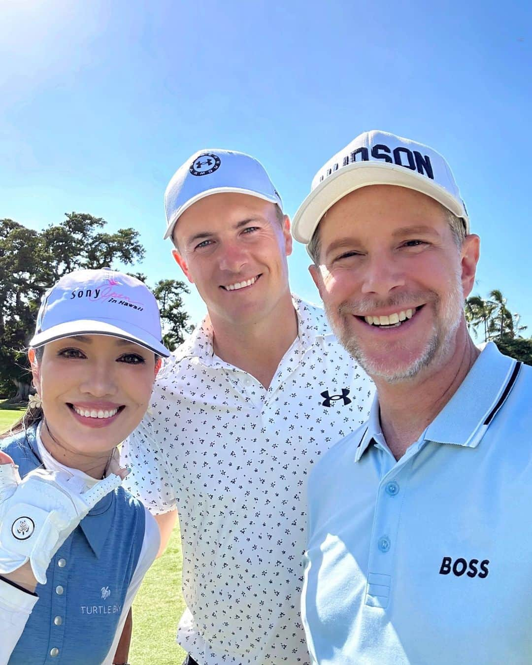 アンミカさんのインスタグラム写真 - (アンミカInstagram)「今日の【SONY OPEN in Hawaii🌺　25th プロアマ戦ドリームカップ⛳️】は、ジョーダン・スピース選手　@jordanspieth とラウンドさせて頂きましたよ😍❣️  顔が小さくて185cmの高身長の好青年は、私の拙い話も熱心に聞いてくださり、旦那様とも歩きながら仲良く話してくださる優しい方。 トッププレイヤーのプレイをそばで見ることができて、最高の思い出になりました💕  旦那様とキャディーを務めてくれた、エイミー古賀プロの妹のジェニファーとアシュレイちゃんも、みんなでウエアをブルー系に揃えて💙  まだ、手術の後遺症でしっかりクラブを握れないこともあり足を引っ張ってしまいましたが、素敵なチームに恵まれ、幸せな一日になりました☺️  帰国したら、レッスンに通おうと決意🏌️‍♀️ きちんと上手くなりたい‼️  さて、本日1/12(木)は  ・19:00〜22:00 MBS 【プレバト　３時間SP】  ・・22:45〜23:00 NHK夜ドラ 【ワタシってサバサバしてるから】  ・23:00〜23:40  フジテレビす 【トークイーンズ】秋元康さんに出演です。  お時間許す方は是非ご覧下さいませ❣️  @sonyopenhawaii  #25aniversary」1月12日 18時57分 - ahnmikaofficial