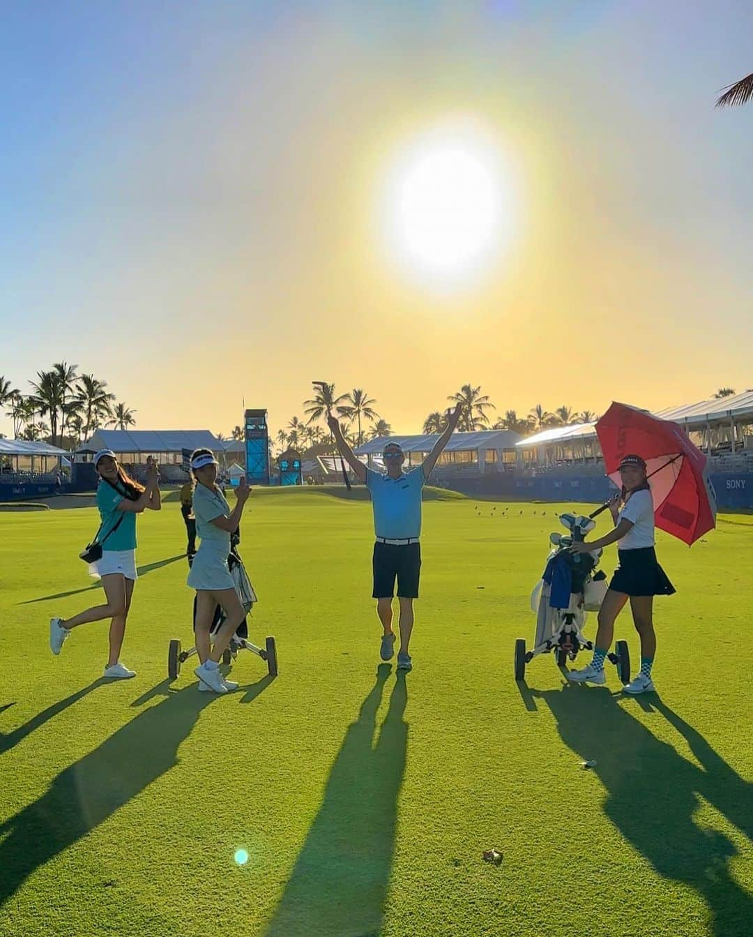 アンミカさんのインスタグラム写真 - (アンミカInstagram)「今日の【SONY OPEN in Hawaii🌺　25th プロアマ戦ドリームカップ⛳️】は、ジョーダン・スピース選手　@jordanspieth とラウンドさせて頂きましたよ😍❣️  顔が小さくて185cmの高身長の好青年は、私の拙い話も熱心に聞いてくださり、旦那様とも歩きながら仲良く話してくださる優しい方。 トッププレイヤーのプレイをそばで見ることができて、最高の思い出になりました💕  旦那様とキャディーを務めてくれた、エイミー古賀プロの妹のジェニファーとアシュレイちゃんも、みんなでウエアをブルー系に揃えて💙  まだ、手術の後遺症でしっかりクラブを握れないこともあり足を引っ張ってしまいましたが、素敵なチームに恵まれ、幸せな一日になりました☺️  帰国したら、レッスンに通おうと決意🏌️‍♀️ きちんと上手くなりたい‼️  さて、本日1/12(木)は  ・19:00〜22:00 MBS 【プレバト　３時間SP】  ・・22:45〜23:00 NHK夜ドラ 【ワタシってサバサバしてるから】  ・23:00〜23:40  フジテレビす 【トークイーンズ】秋元康さんに出演です。  お時間許す方は是非ご覧下さいませ❣️  @sonyopenhawaii  #25aniversary」1月12日 18時57分 - ahnmikaofficial