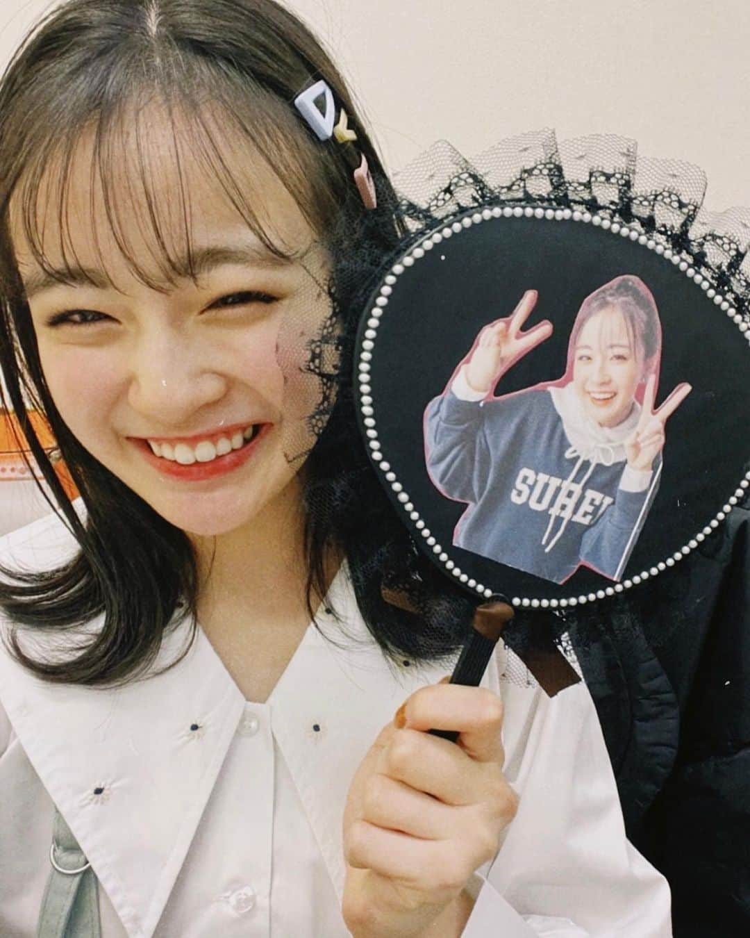 足川結珠さんのインスタグラム写真 - (足川結珠Instagram)「. みんなに『ゆずちゃんのファンネームって何~?』って 言われるんだけど特になくて...  でも私もファンネーム作りたいな~って思ってたから作ろっかな😽！  「ずず」とか「ずずん」って学校で呼ばれるから それでも良いかなって思ったんだけど､ みんなの考えたやつも聞きたいと思ったので 是非良いのがあればコメントください♡♡  まってます💓  ちなみに写真はイベントの時にスタッフさんが『うちわ』を作ってくれて､それが嬉しすぎてパシャリと撮った写真です📸ありがとうございます！  #足川結珠 #nicola #ニコラ #ニコモ #ニコラ2月号発売中 #ゆず #07 #ファンネーム募集中」1月12日 19時07分 - yuzu_ashikawa1222official