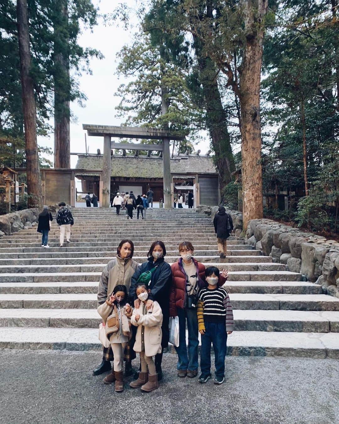 原田沙奈子さんのインスタグラム写真 - (原田沙奈子Instagram)「アマネとしっぽり長めの2人旅の予定だったんだけどレイちゃん親子も合流できることになって、2日目は三重にいる大好きな浅田家も一緒にみんなでお参り。 （まさか会えると思ってなかったらホント嬉しかった😭）  しかも、天赦日と一粒万倍日が重なるという縁起の良い日で。 3年半ぶりのお参りがラッキーづくめ。  何から何までお世話になりました！の浅田家の皆さまには感謝でいっぱい🙏ありがとー  #伊勢神宮#三重#アマネの旅」1月12日 19時23分 - sanakoharada