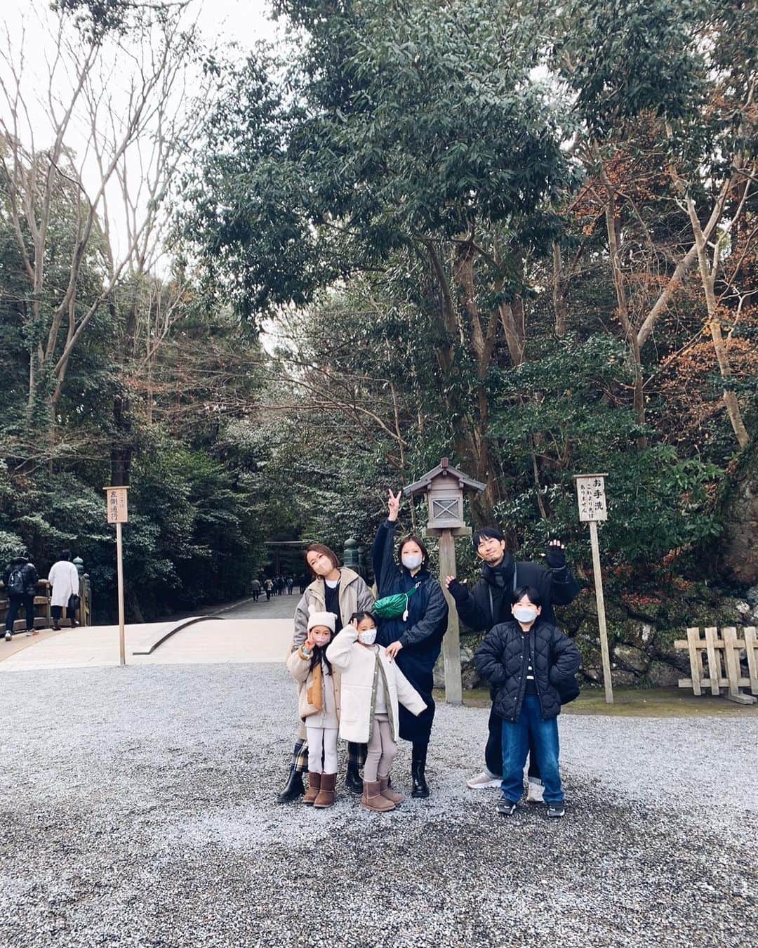 原田沙奈子さんのインスタグラム写真 - (原田沙奈子Instagram)「アマネとしっぽり長めの2人旅の予定だったんだけどレイちゃん親子も合流できることになって、2日目は三重にいる大好きな浅田家も一緒にみんなでお参り。 （まさか会えると思ってなかったらホント嬉しかった😭）  しかも、天赦日と一粒万倍日が重なるという縁起の良い日で。 3年半ぶりのお参りがラッキーづくめ。  何から何までお世話になりました！の浅田家の皆さまには感謝でいっぱい🙏ありがとー  #伊勢神宮#三重#アマネの旅」1月12日 19時23分 - sanakoharada