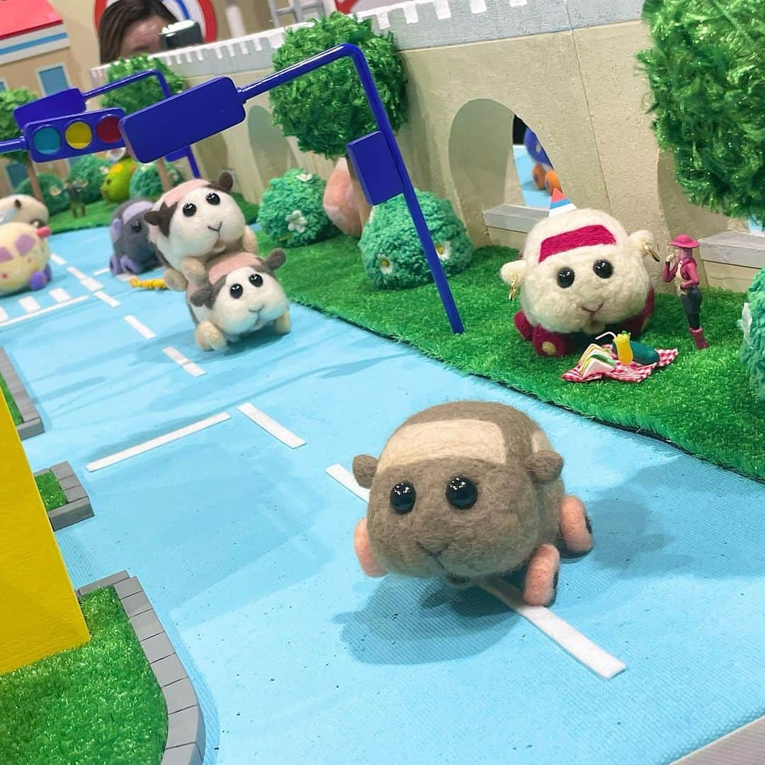 ぱいぱいでか美さんのインスタグラム写真 - (ぱいぱいでか美Instagram)「PUIPUIモルカー❕ . 池袋parcoのモルカー展と ナンジャタウンのコラボ・純喫茶ぷいぷいモルカー ありぼぼに連れてってもらった🐁❣️ めっちゃ可愛かったしモルカー展の方前も行ったけど やっぱジオラマがすごかった〜！ ナンジャタウン初めて行ったけどなんか独特の空気で面白かった。笑 . #PUIPUIモルカー #モルカー #モルカー展 #池袋parco #ナンジャタウン #しばたありぼぼ #でか美ちゃん」1月12日 20時07分 - paipaidekami