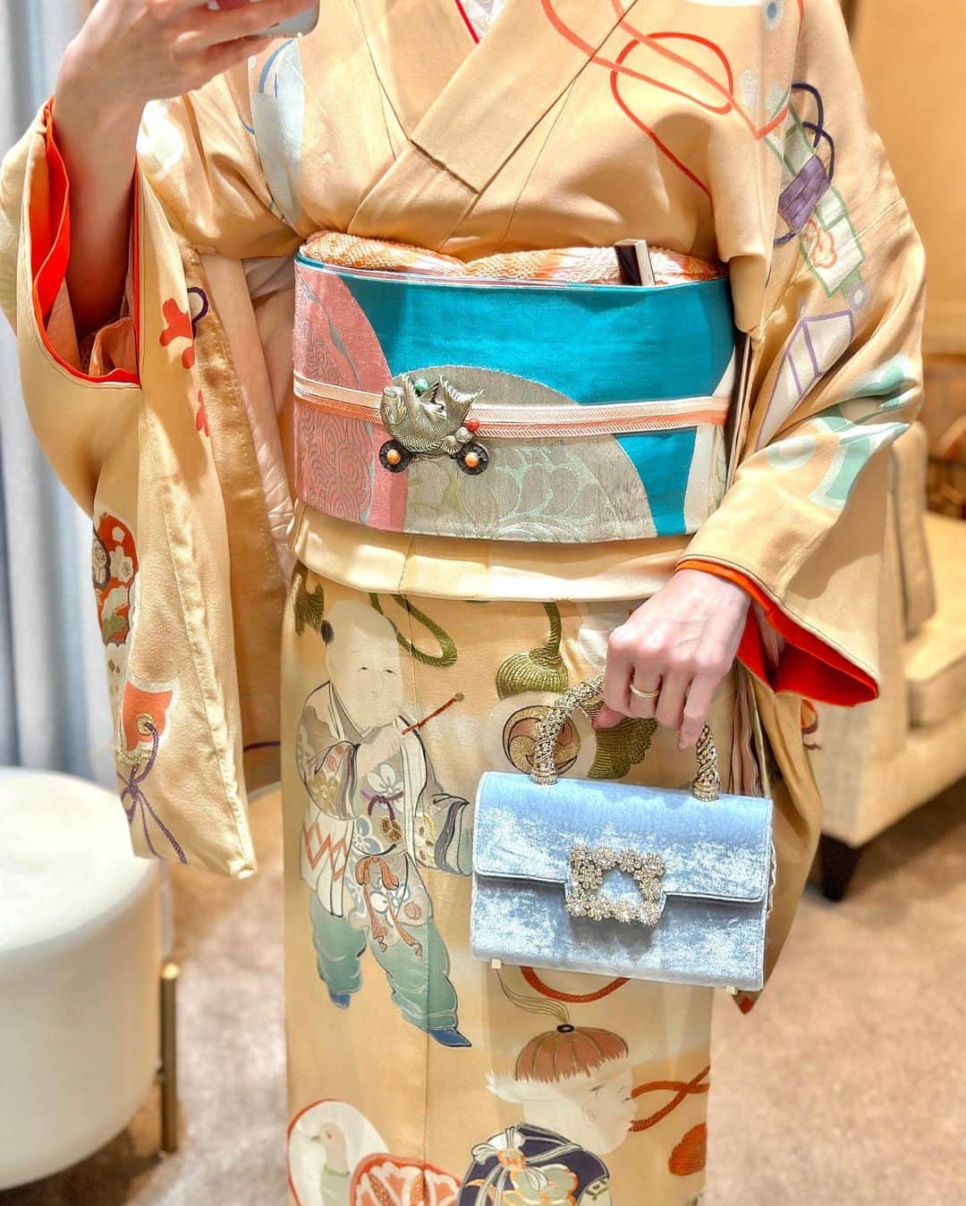 マドモアゼル・ユリアさんのインスタグラム写真 - (マドモアゼル・ユリアInstagram)「先日は新年明けて間も無い中、阪急うめだ本店でのトークショーとコーディネートアドバイスの新春イベントへ足を運んでくださった皆様、本当にありがとうございました🙇🏻‍♀️拙い話でしたが楽しんで頂けたでしょうか？ 温かく迎えて頂き、とても楽しいひと時になりました😌✨  12/26-1/24までオープンしている阪急うめだ本店の @hankyu_thedgallery さんの催事"MODE な KIMONO STYLE"では私のセレクトしたお着物や帯、帯留めや髪飾りなどの小物が店頭に並んでいます。  この様な機会を作ってくださった阪急うめだ本店の皆様、ご協力頂いた皆様、本当にありがとうございました！ こちらのお店は24日まで阪急うめだ本店にて開催しております。 期間中、一人でも多くの方に是非足を運んで頂けます様に😌  この日のお着物と帯は今回ご協力頂いている正尚堂さんで購入した物です👘 卵色の地色の縮緬の訪問着。宝尽くしに唐子や玩具などの柄友禅と刺繍で表現されています。 帯は銀色で葵と藤の丸紋、朱鷺色で唐獅子を織りだした丸帯。 どちらも大正-昭和初期のアンティークのお着物です。現代では丸帯って重くて締めにくい印象ですが、当時の丸帯は柔らかくて締めやすい物が沢山あります。 帯留めは店頭からお借りした鯛車のぽっちり。 "ぽっちり"は舞妓さんが身につける大ぶりの帯留めです。帯締めを通す部分が大きいので、専用の帯締めが必要ですが、急遽お借りしたので持ってきておらず、三分紐を2列に並べたらなんだかいい感じになりました😂 大きな帯留めは細い紐だと重くて安定しないので、太さが必要です。我ながら良いアイデアを思いつきました💡 バッグはロジェヴィヴィエ、お草履は祇園ない藤さんで誂えたもの。半衿は刺繍の鱗紋。 宝尽くしに、おもちゃ尽くしに、唐尽くしのおめでたく、楽しいコーディネートです！🎍  #着物 #アンティーク着物 #丸帯  #お正月着物 #和装ヘア #rogervivier #kimono #antiquekimono #japanesehairstyle #阪急うめだ本店 #日本髪 #ぽっちり #鯛車 #エメラルド美容室」1月12日 20時09分 - mademoiselle_yulia