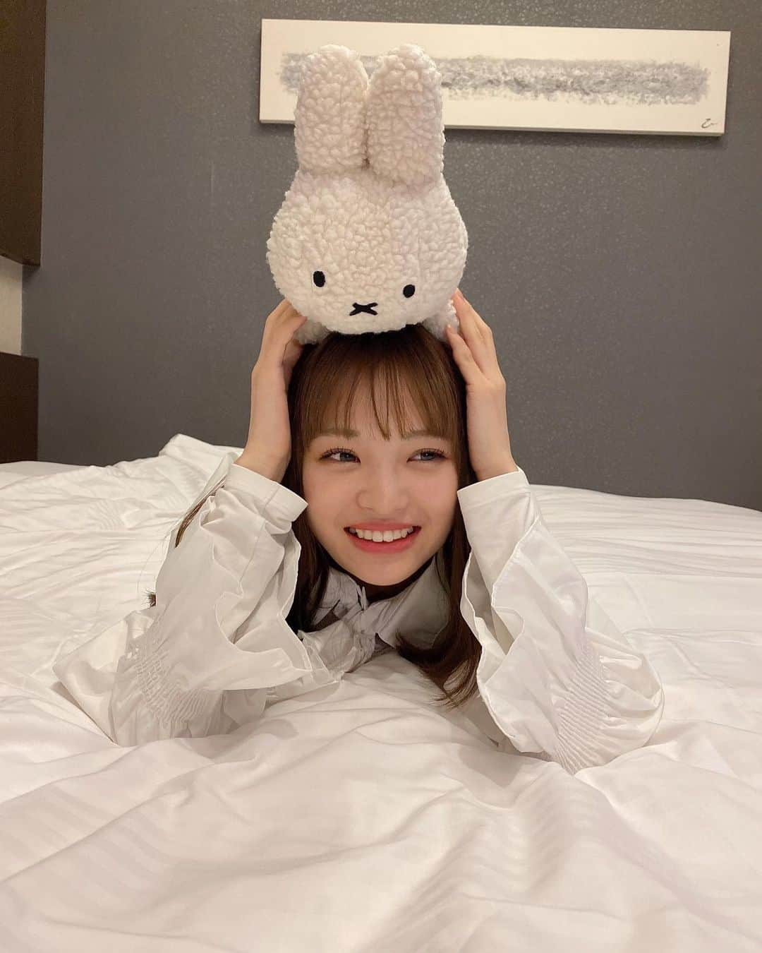 新澤菜央さんのインスタグラム写真 - (新澤菜央Instagram)「2匹とも飼う？？？🐰 ⠀ ⠀  このミッフィーちゃん実は @merryjenny_instagram のバッグなんです可愛すぎる、、、♡  ( photo by いもうと )  #merryjenny #メリージェニー #ミッフィー #ミッフィーグッズ #ミッフィー好きと繋がりたい #ホワイトコーデ #ガーリーコーデ #彼女の私服がかわいい」1月12日 20時22分 - _shinshin_48