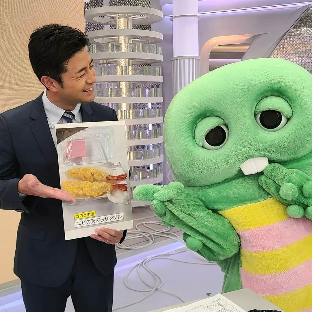 フジテレビ「プライムニュース イブニング」さんのインスタグラム写真 - (フジテレビ「プライムニュース イブニング」Instagram)「イタズラ好きな榎並キャスター… アナウンス室でとあるサプライズを仕掛けたそうで…。 きょう番組冒頭の“フリップSHOW”を見逃した方、全容は、近く榎並キャスターのインスタにあがるそうです😎お楽しみに🎵  #榎並大二郎 @enami_daijiro  #イット  #美味しそうな海老天ぷら」1月12日 21時07分 - livenews_it