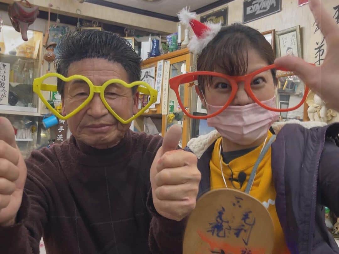 田村友里さんのインスタグラム写真 - (田村友里Instagram)「. 2023年最初の「花よりガッツ」🌸 福島のおじちゃん 天国で見てくれたかな。  スタジオには息子さんとお孫さんが来てくれました。 なんと全員ガッツマスクを着用！さすがです🤣  「笑う門には福来る」 福島のおじちゃんが何度も口にしていた言葉です。 ちょっと暗い世の中だからこそ、笑って笑って笑いまくる。  福島のおじちゃんの想いを胸に、 花よりガッツは今年も明るく元気にバカバカしく💪 全力で頑張りまーーーーーーーす！！！  #花よりガッツ #イマナマ #呉の英雄 #福島悟 さん #写真見返すだけで笑っちゃいます🤣 #息子さんから謎の福島ドリンク大量にいただきました🤣  .」1月12日 21時08分 - yuri_tamura0894