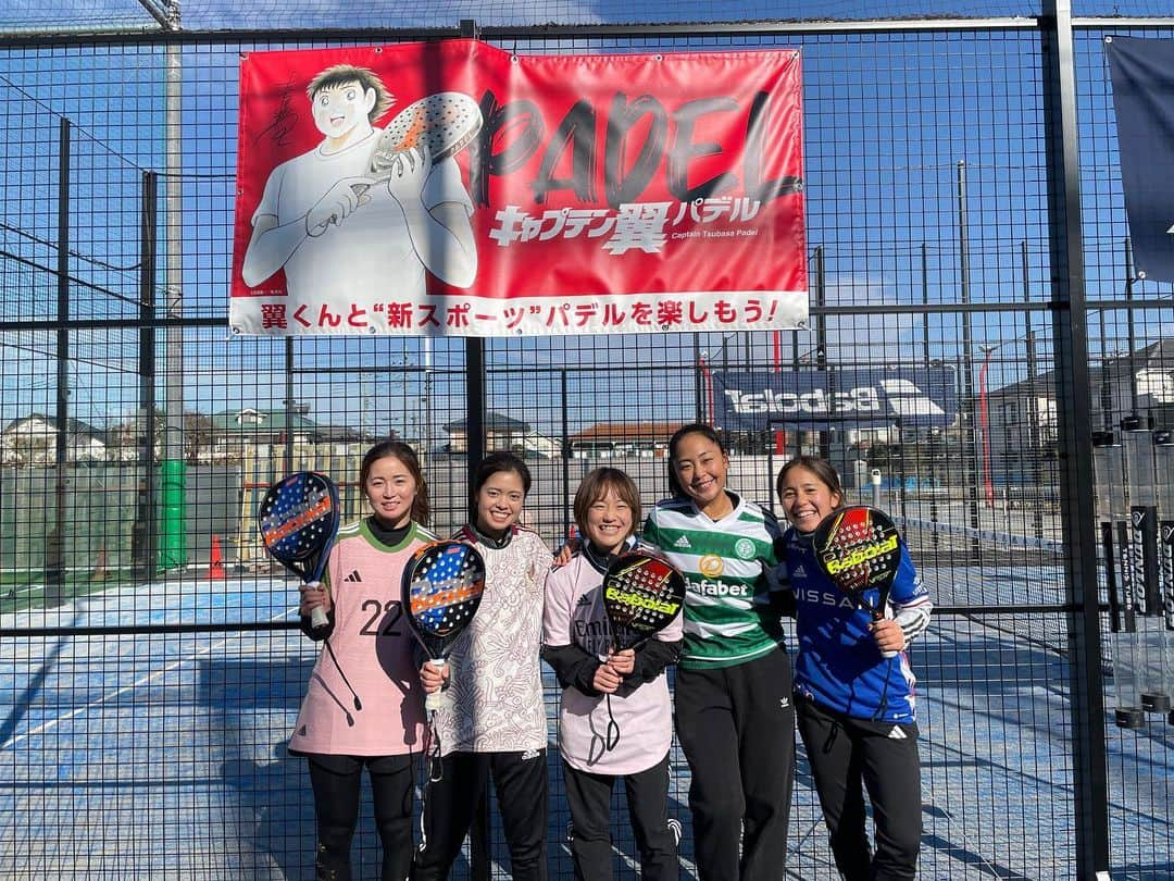 岩渕真奈さんのインスタグラム写真 - (岩渕真奈Instagram)「⚽️🎾✨ ⁡ 少し前ですが みんなでわいわいした日！！！ 元レスリング選手の絵莉🤼とテニス選手の絵莉🎾 あとはいつものうるさい人達👭⚽️ ⁡ 初めてのパデル 日本ではまだそこまでみたいですが ヨーロッパでは盛り上がっています！！ とっても楽しかったです🥰🎾 ⁡ そしてフットサルもやったんですが 2人の上手さにびっくりでした😳✨ ⁡ 日本にいる時は必ず行く場所になりそう🤩 @tsubasapadel  @tsubasafutsal   みなさんもチェックしてみてください！ ⁡ #パデル　#フットサル #登坂絵莉 #穂積絵莉 #うるさい2人  マリノス着てみました！！笑 げんかつぎ🤭🏆💙」1月12日 22時25分 - iwabuchi.m_jp