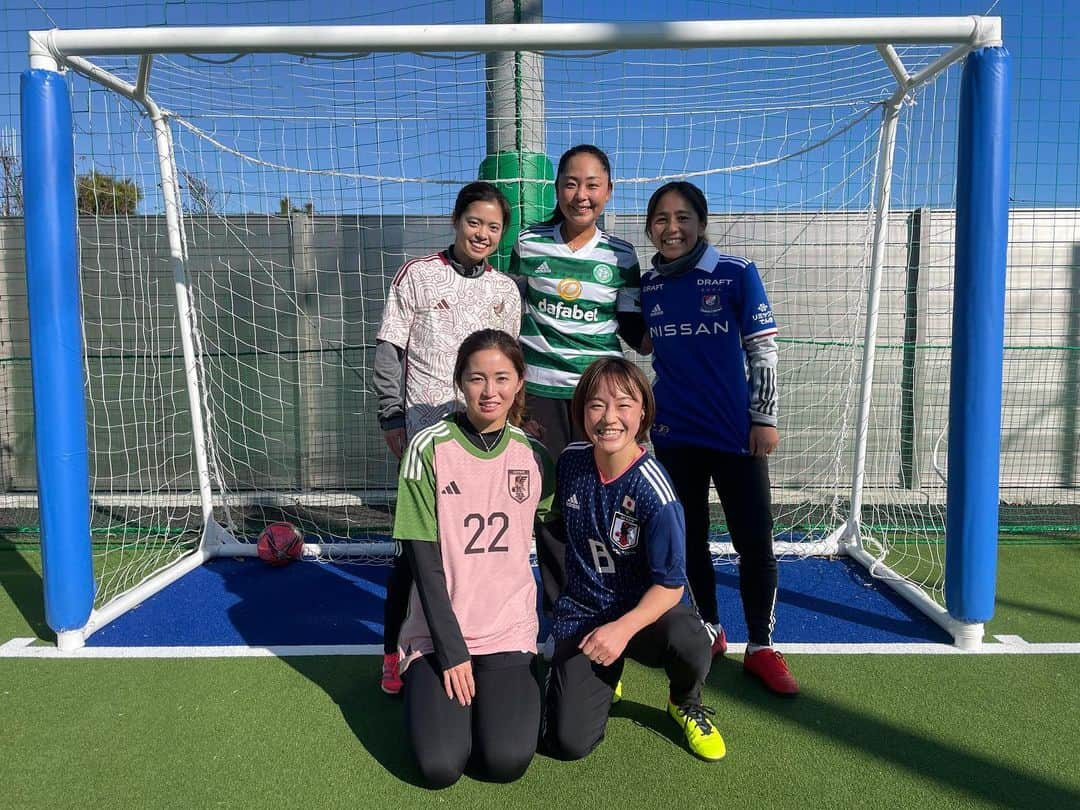 岩渕真奈さんのインスタグラム写真 - (岩渕真奈Instagram)「⚽️🎾✨ ⁡ 少し前ですが みんなでわいわいした日！！！ 元レスリング選手の絵莉🤼とテニス選手の絵莉🎾 あとはいつものうるさい人達👭⚽️ ⁡ 初めてのパデル 日本ではまだそこまでみたいですが ヨーロッパでは盛り上がっています！！ とっても楽しかったです🥰🎾 ⁡ そしてフットサルもやったんですが 2人の上手さにびっくりでした😳✨ ⁡ 日本にいる時は必ず行く場所になりそう🤩 @tsubasapadel  @tsubasafutsal   みなさんもチェックしてみてください！ ⁡ #パデル　#フットサル #登坂絵莉 #穂積絵莉 #うるさい2人  マリノス着てみました！！笑 げんかつぎ🤭🏆💙」1月12日 22時25分 - iwabuchi.m_jp