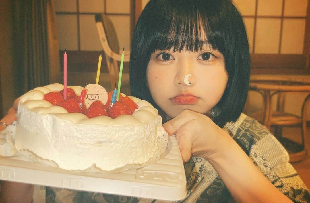 キム・イェリンさんのインスタグラム写真 - (キム・イェリンInstagram)「しあわせな誕生日でした〜！🎂🎉👼🏻 沢山のお祝いメッセージありがとうございます！ いっぱいいっぱい愛されてていぇんちゅはしあわせだ〜 ちなみにみんな何番目が好き？🐇 김옌츄 생일 행복하게 보내기 성공 우하하 👼🏻🤍  다들 축하해주셔서 감사해요 늘 사랑 듬뿍 받고 자라는 중 ㅜㅜ우엥엥 지인분들 축하메세지 전부 천천히 답장할게요 사랑해요 !!!🐇  +몇번째 사진이 최애인지 댓글로 말해주기 ≖‿≖」1月12日 22時29分 - peach_chu_