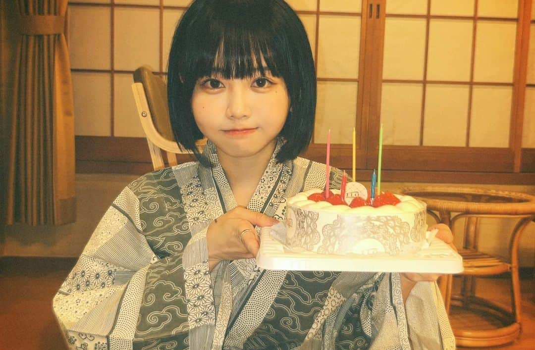 キム・イェリンさんのインスタグラム写真 - (キム・イェリンInstagram)「しあわせな誕生日でした〜！🎂🎉👼🏻 沢山のお祝いメッセージありがとうございます！ いっぱいいっぱい愛されてていぇんちゅはしあわせだ〜 ちなみにみんな何番目が好き？🐇 김옌츄 생일 행복하게 보내기 성공 우하하 👼🏻🤍  다들 축하해주셔서 감사해요 늘 사랑 듬뿍 받고 자라는 중 ㅜㅜ우엥엥 지인분들 축하메세지 전부 천천히 답장할게요 사랑해요 !!!🐇  +몇번째 사진이 최애인지 댓글로 말해주기 ≖‿≖」1月12日 22時29分 - peach_chu_