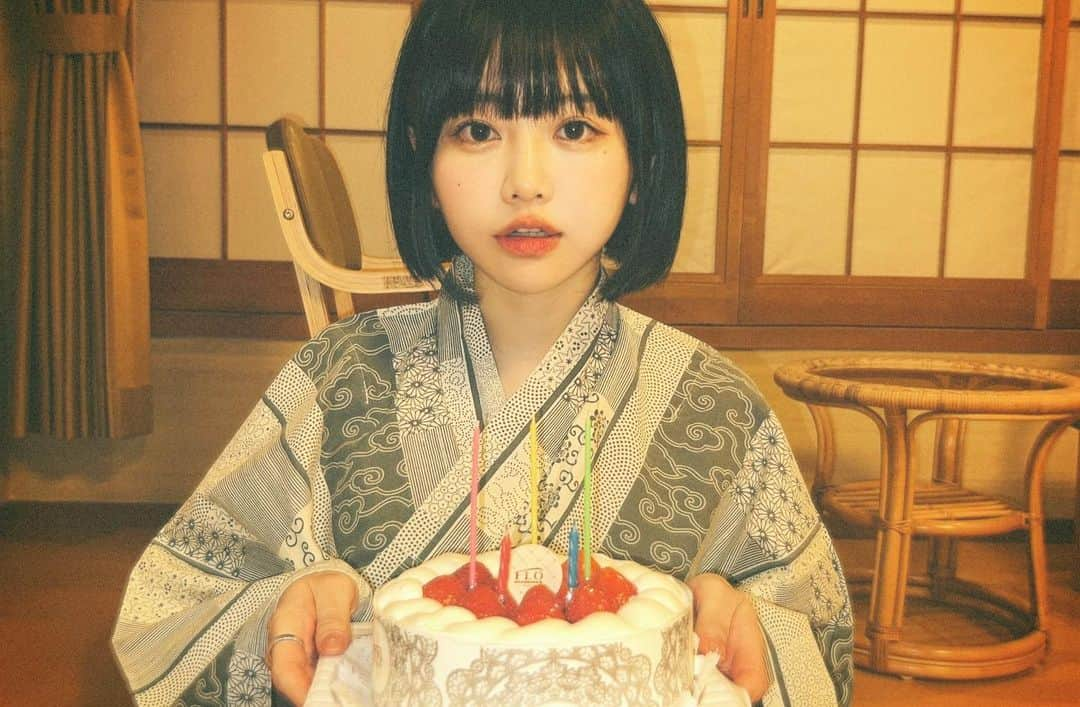 キム・イェリンさんのインスタグラム写真 - (キム・イェリンInstagram)「しあわせな誕生日でした〜！🎂🎉👼🏻 沢山のお祝いメッセージありがとうございます！ いっぱいいっぱい愛されてていぇんちゅはしあわせだ〜 ちなみにみんな何番目が好き？🐇 김옌츄 생일 행복하게 보내기 성공 우하하 👼🏻🤍  다들 축하해주셔서 감사해요 늘 사랑 듬뿍 받고 자라는 중 ㅜㅜ우엥엥 지인분들 축하메세지 전부 천천히 답장할게요 사랑해요 !!!🐇  +몇번째 사진이 최애인지 댓글로 말해주기 ≖‿≖」1月12日 22時29分 - peach_chu_