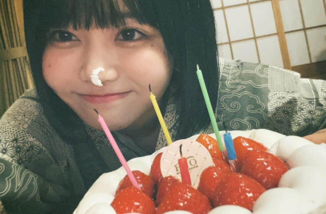 キム・イェリンさんのインスタグラム写真 - (キム・イェリンInstagram)「しあわせな誕生日でした〜！🎂🎉👼🏻 沢山のお祝いメッセージありがとうございます！ いっぱいいっぱい愛されてていぇんちゅはしあわせだ〜 ちなみにみんな何番目が好き？🐇 김옌츄 생일 행복하게 보내기 성공 우하하 👼🏻🤍  다들 축하해주셔서 감사해요 늘 사랑 듬뿍 받고 자라는 중 ㅜㅜ우엥엥 지인분들 축하메세지 전부 천천히 답장할게요 사랑해요 !!!🐇  +몇번째 사진이 최애인지 댓글로 말해주기 ≖‿≖」1月12日 22時29分 - peach_chu_