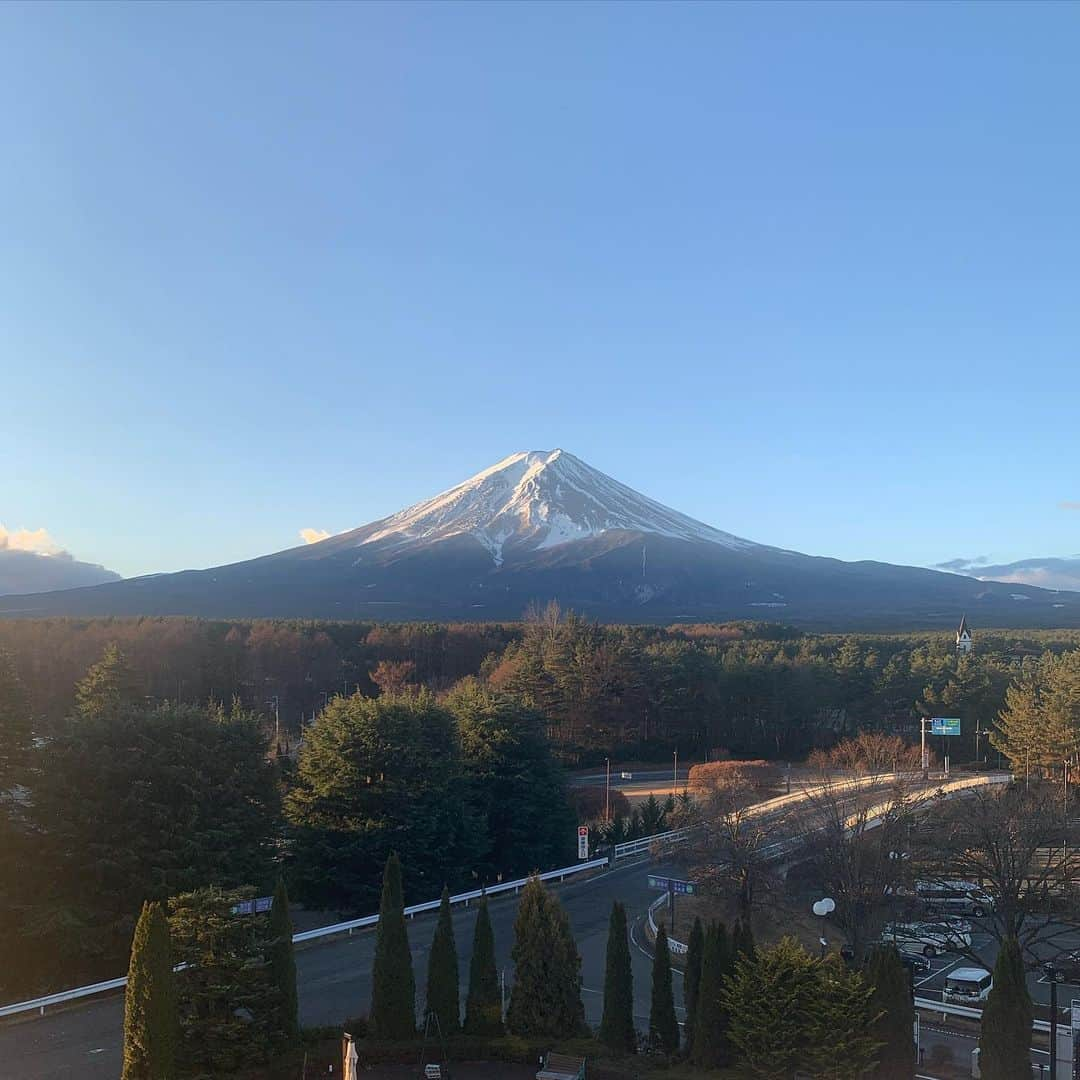 中川可菜さんのインスタグラム写真 - (中川可菜Instagram)「🌅 2022年12月下旬〜2023年1月上旬  最近ロケで美しい景色にたくさん出会ったので記録✍️ (あと美味しいご飯も🍴🤤🤭)  1,2枚目の黄色の服は衣装🟡 今年公開予定です！お楽しみに〜！  ㅤㅤ 朝焼け🌅📍#静岡県 #伊東市 🍚🐟🥢#うずわ定食   富士山🗻📍#山梨県 #富士吉田市 🍲🥢#ほうとう  夕焼け🌊🗻📍#神奈川県 #鎌倉市  ㅤ 2023年もよろしくお願いします🐇🫧」1月12日 23時45分 - nakagawa_kana