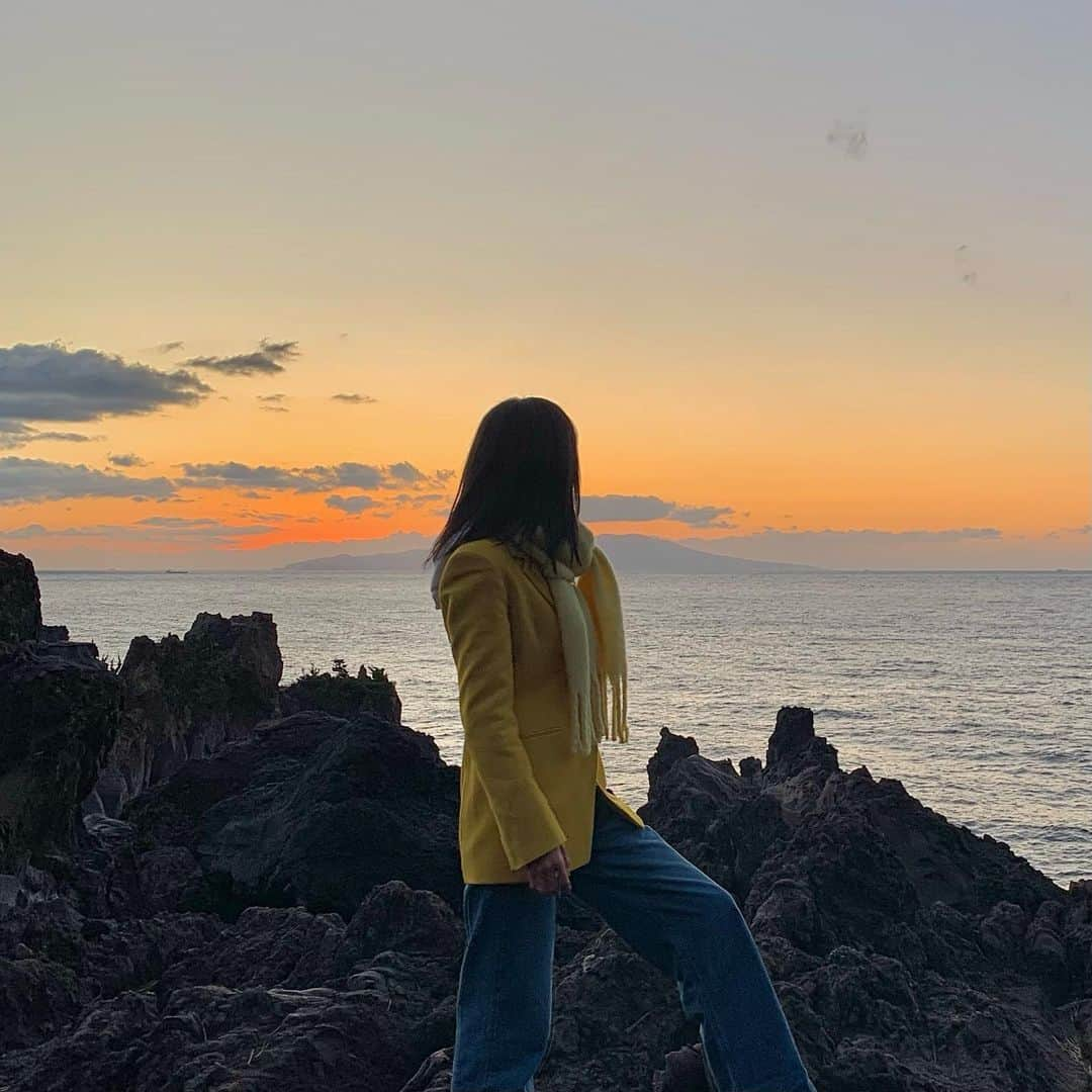 中川可菜さんのインスタグラム写真 - (中川可菜Instagram)「🌅 2022年12月下旬〜2023年1月上旬  最近ロケで美しい景色にたくさん出会ったので記録✍️ (あと美味しいご飯も🍴🤤🤭)  1,2枚目の黄色の服は衣装🟡 今年公開予定です！お楽しみに〜！  ㅤㅤ 朝焼け🌅📍#静岡県 #伊東市 🍚🐟🥢#うずわ定食   富士山🗻📍#山梨県 #富士吉田市 🍲🥢#ほうとう  夕焼け🌊🗻📍#神奈川県 #鎌倉市  ㅤ 2023年もよろしくお願いします🐇🫧」1月12日 23時45分 - nakagawa_kana