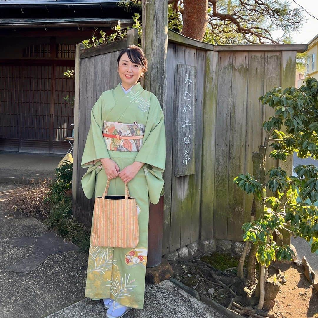 牛窪万里子さんのインスタグラム写真 - (牛窪万里子Instagram)「昨年ご縁を頂いた島津先生よりお社中にお招きいただき、「みたか井心亭」にて行われたお初釜に友人と伺ってきました。 @wabisabi_wabisuki   「みたか井心亭」は数寄屋造りの建物で閑静な住宅地にありました。  中庭も風情があり、心が洗われる気持ちになります。  お茶席では初釜ならではお道具を拝見したり、点心も美味しく頂き、心温まるお席でした。社中の皆さんも素敵な方ばかりでお話も弾みました。  お正月気分を改めて味わうことが出来た一日でした。  #初釜 #みたか井心亭 #お茶席 #茶道 #裏千家 #着物 #着物コーディネート #着物好きな人と繋がりたい」1月13日 1時43分 - mariko_ushikubo