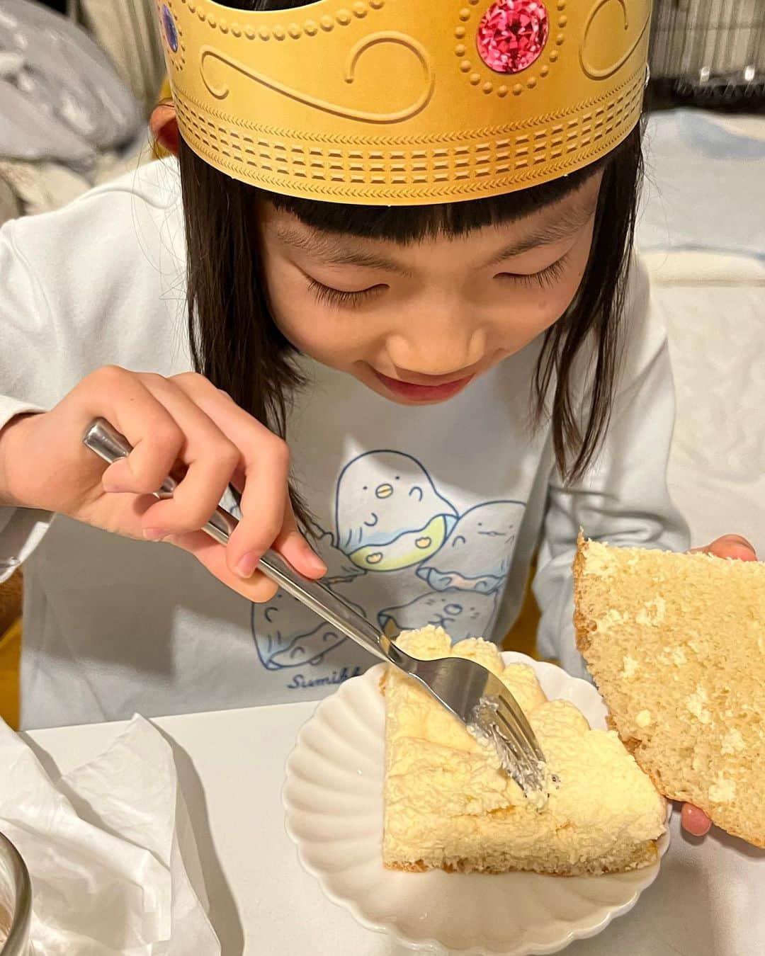 甘糟記子さんのインスタグラム写真 - (甘糟記子Instagram)「帰ってきてアンコを迎えにお友達の家に行ったら、素敵なお菓子をもらいました\(//∇//)\  オー　メルベイユドゥフレッドのガレットデロワ！ @auxmerveilleuxdefredtokyo   ここの初めて！  いつもメレンゲ菓子ばかり食べてるから（笑） ブリオッシュ生地にカスタード挟んでるのかな？ 普通のと違ってこれも美味しいガレットデロワ(๑>◡<๑)  王様はもちろんこの方でしたよ（笑）  嬉しそうに王冠かぶってたわ（≧∇≦）  いつもありがとう〜\(//∇//)\  #ガレットデロワ#オーメルベイユドゥフレッド #王冠#王様#息子殿姫#姫」1月13日 6時23分 - norihey924