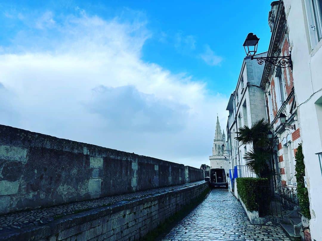 辻仁成さんのインスタグラム写真 - (辻仁成Instagram)「ラ・ロッシェル。ピスケー湾の入り江にある西フランスの港町。  静寂と時々風の音がする絵画のような世界、」1月13日 8時14分 - tsujihitonari
