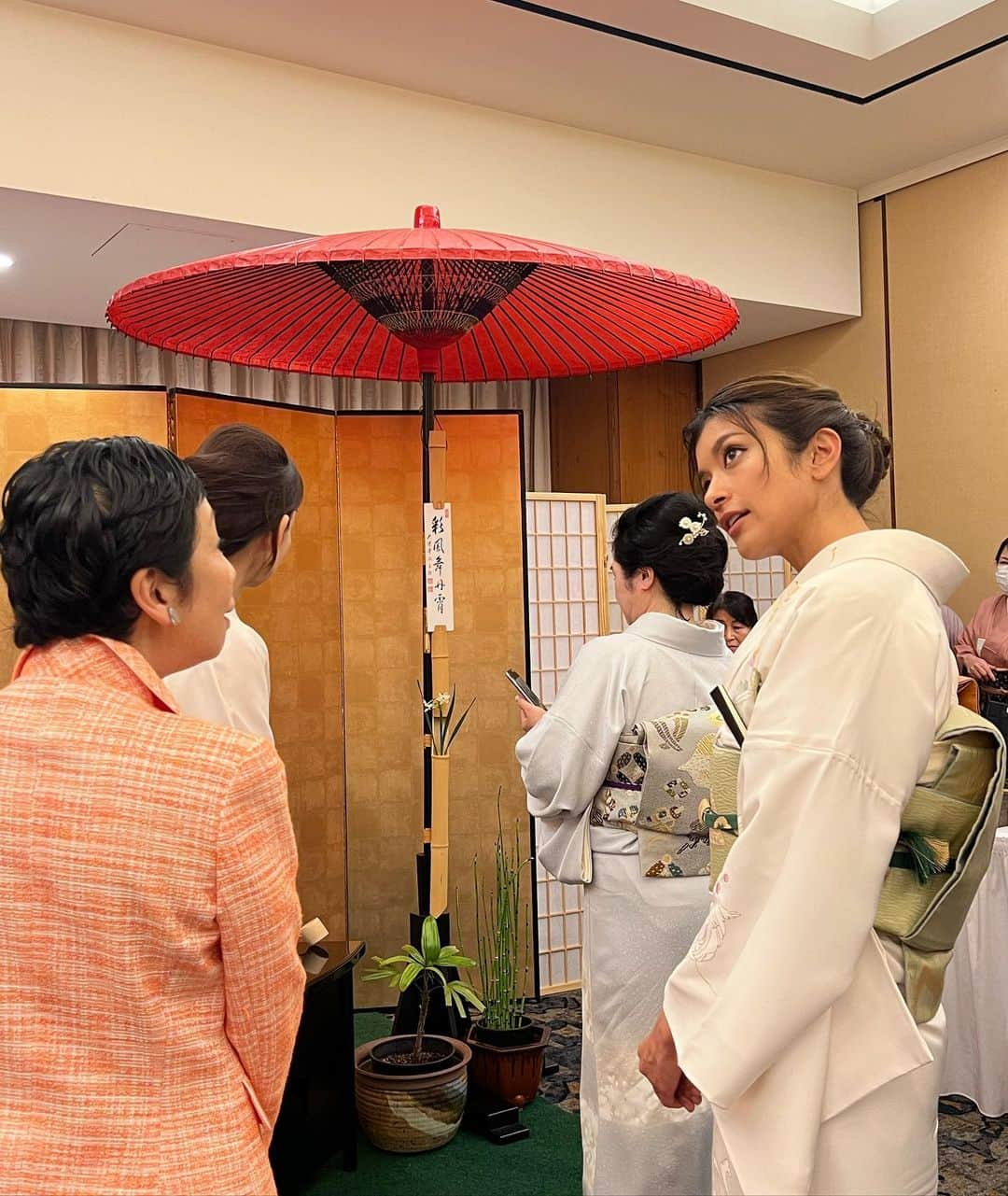 ローラさんのインスタグラム写真 - (ローラInstagram)「初釜の日🍵 新年のはじめに行われる茶道のお茶会の初釜に参加したよ。　アメリカで茶道の先生としてご活躍をされたり、子供達に日本の伝統文化を広げるご活躍をされている方々など、様々な方にお会いができて、すごく嬉しかった☺️✨  茶道の世界は、一度足を踏み入れたら、戻る事ができないような不思議で神秘的なパワーがある感じがする🌎  これからも、長い道のりだけれど、よろしくお願いします🌱☺️  I went to my first tea ceremony event of New Year and met the students and tea masters who also actively spread traditional Japanese culture to children.  I was very grateful to meet them.  I feel like the world of Japanese tea ceremony has a mysterious power that once you step in, you don’t want to go back🌱 It's a long way to go, but I look forward to walking this path🌎✨」1月13日 9時02分 - rolaofficial