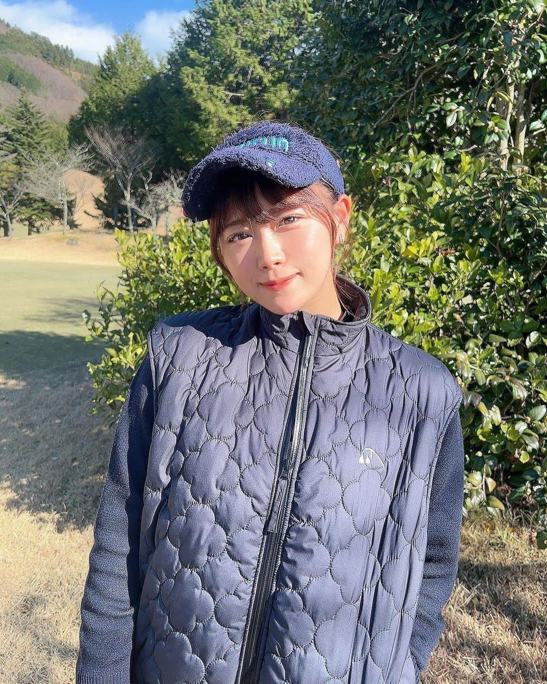 山内鈴蘭さんのインスタグラム写真 - (山内鈴蘭Instagram)「今季の冬はダウンベスト最強っ😆❄️ このベストにピンクレッグウォーマー可愛くない？🥺💓💓  ゴルフブランドGorurun(@gorurun_ ) のフルコーディネートです🤭  朝は極寒だけど、日中は暖かいからニットにダウンベストくらいが丁度良い🥰  鈴蘭の花モチーフで ダウンステッチが花柄なの🫣  ちょー可愛くない？😆  さりげない加工になってるから 男性でもオシャレに着こなせるし、 中綿仕様のシンサレートを使ってるから 20%〜30%軽量で 空気含むとかなり温かい素材だよ☺️👍  しかも巾着が一緒についてて 収納ができちゃう優れもの！ 嵩張らないから最高🎉🎉🎉  私が着てるのがSサイズ！ 153センチです！ ユニセックスだから参考にしてね❤️  ゴルファーにとって 軽くて動きやすいは絶対🎉  にしても、 フェアウェイウッドの動画 少し噛んでて引っ掛けてるけど まぁ風強い中よく頑張ったよ🙄！笑笑  #ゴルフ #ゴルフウェア #ゴルフウェアコーデ #ゴルフコーデ #ゴルフ女子 #ゴルフ女子コーデ #ゴルフブランド #gorurun #ゴルラン #ダウンジャケット #ダウンベスト #ダウンコーデ #ゴルフ好き #ゴルフスイング #ゴルフ動画 #フェアウェイウッド #ゴルフ好きな人と繋がりたい」1月13日 12時33分 - xxsuzuranxx