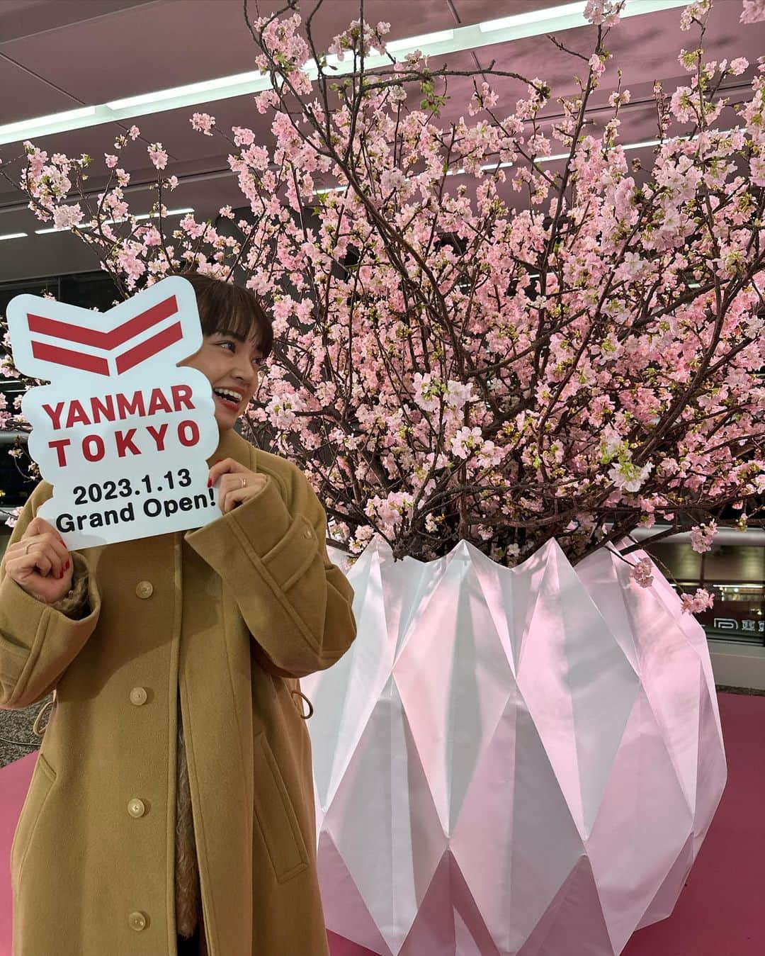 春名亜美さんのインスタグラム写真 - (春名亜美Instagram)「本日、グランドオープンした「YANMAR TOKYO」のレセプションイベントにご招待頂き、行ってきました🏢  全3フロアに “お米の新たな可能性を咲かせる” こだわりの6店舗が集結🌾  ヤンマー直営のお米と楽しむイタリアンレストラン「ASTERISCO(アステリスコ)」では、試食会に参加させて頂きました🍽️  今日から3 日間開催される開業記念イベント「 HANASAKA お花見ウィークエンド」では本物の桜の前で写真撮影ができたり、SNS投稿で「HANASAKA寿司重」をもらえたり🍱🌸  「ヤンマー米ギャラリー」では、お米の歴史と今を学び、体験型コンテンツを楽しみました🌾 これは是非今度息子達も連れてきてあげたい😊  お米にこだわるお弁当屋さん「海苔弁八重八(ノリベンヤエハチ)」の海苔弁は本当に美味しそうだったから、今度買いに行こうと思ってます🍱  と、こんな感じでとにかくお米づくし！！ 大人から子供まで、学び、楽しめる複合施設でした🍚  #yanmartokyo #ASTERISCO #yanmarkomegallery #HANASAKA お花見ウィークエンド #PR #お米と楽しむイタリアン #ヤンマー #HANASAKA #yanmarmarchetokyo #お米 #お米の新しい可能性を咲かせる #東京おでかけスポット #東京グルメ #PR  @yanmar_marche」1月13日 13時50分 - amiharunaami