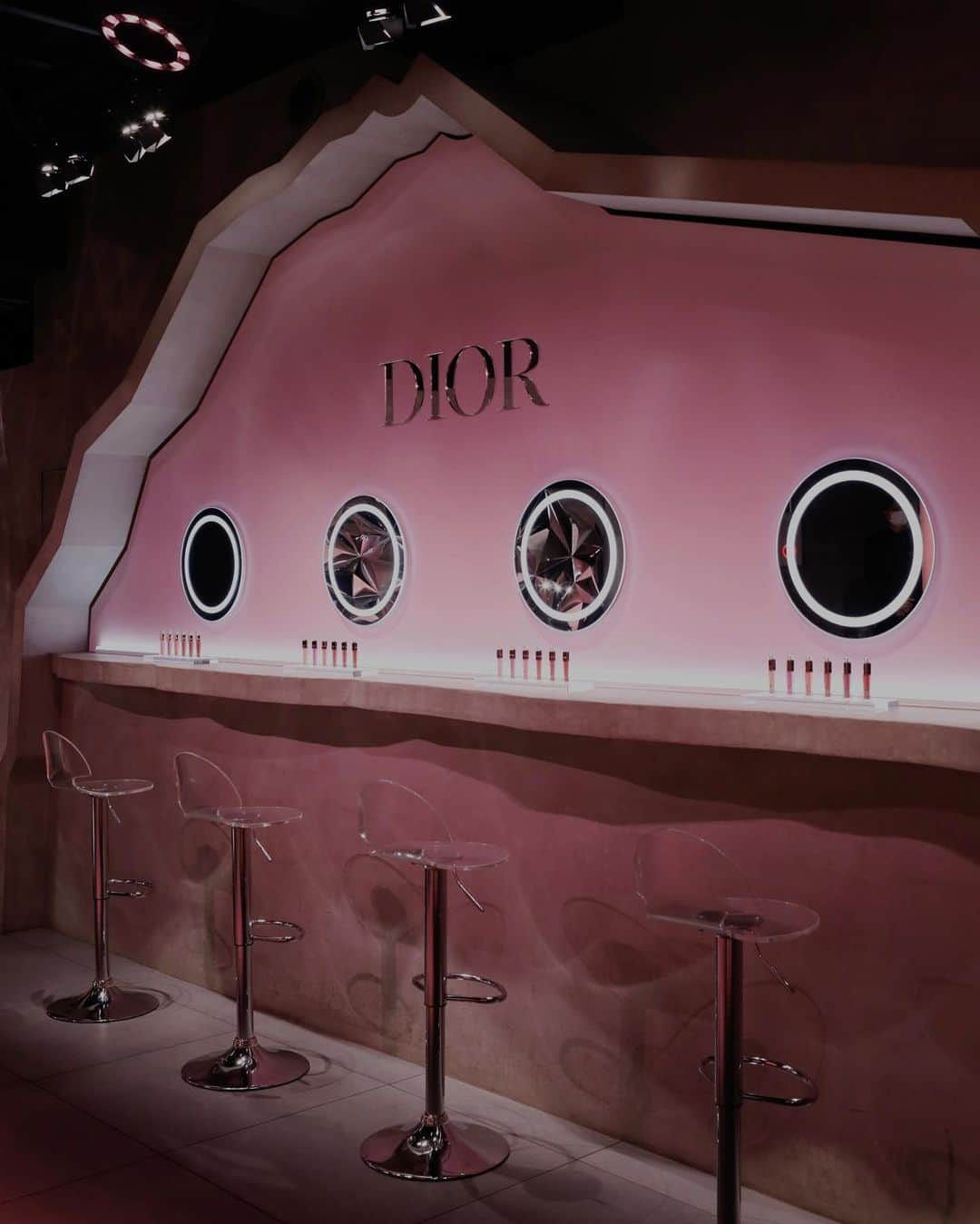 三吉彩花さんのインスタグラム写真 - (三吉彩花Instagram)「-Dior Beauty-  💄ディオール アディクト リップ マキシマイザー💄  ほのかに香るクールなセンセーションと 瞬時に、そして長時間に渡りふっくらと輝かせる効果で世界中を魅了。  今回のリニューアルでは多彩な24色のシェードと 唇をふっくらとボリュームアップさせる 90%自然由来成分のフォーミュラ そしてディオールらしい洗練されたケースへと一新。  通様のお隣に並ばせていただき光栄です🤭  @diorbeauty  @dior  #リップマキシマイザー #DIORADDICT #DiorJoaillerie」1月13日 15時24分 - miyoshi.aa