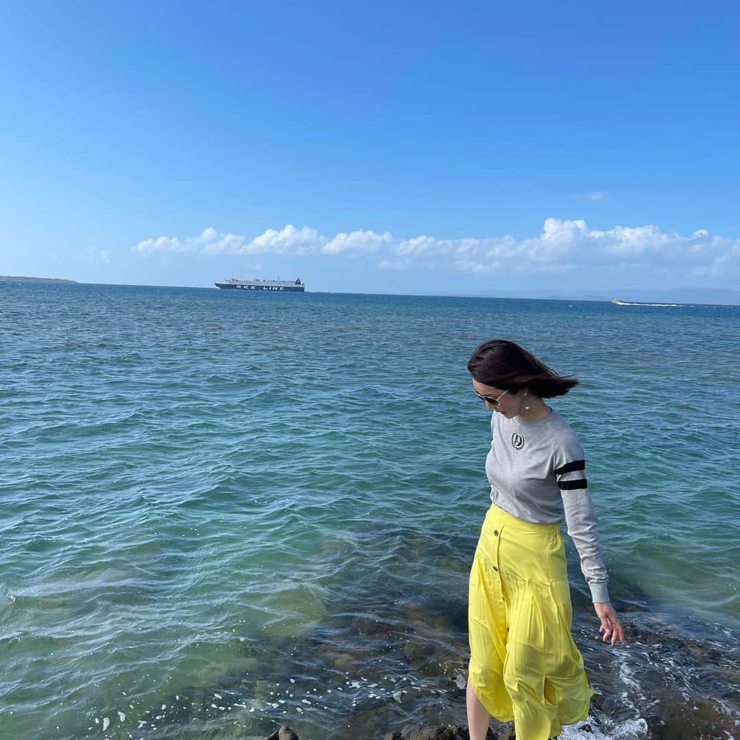 宮崎宣子さんのインスタグラム写真 - (宮崎宣子Instagram)「体調が悪い日が続いて、 なんだか気分がモヤモヤしてました。  気候を変えてみようと思い立ち、 石垣島へその日に予約して飛び立ちました。  本当に思いつき。  気温24℃。  あったかい…  一気に気分が晴れてゆくのを感じました。  特にマリンスポーツがしたいとかもなく、 ただゆっくり過ごしたい…  ただ歩き、ボーっとする時間を繰り返しています。  途中少し雨が降ったと思ったら、 足元の高さに虹🌈が🙌  虹なんて本当にいつぶり見たかな… 無理の効かない歳になりました。  一度こじらすとなかなか治らない。 コロナの人はすぐ治ってその後が暇だって言ってたけど、 私はコロナじゃなかったけど、グダグダ続いてしんどかった。  声だけおじさんみたいになったり。。  石垣島はゴルフ場⛳️がないんですね。 その分、本当に人が少なくて、 プライベートビーチ🏖感満載でした。  思い悩んだら、また来よう😊 そして、エネルギーをチャージして頑張る💪  #石垣島 #思いつき旅」1月13日 16時03分 - miyazaki_nobuko