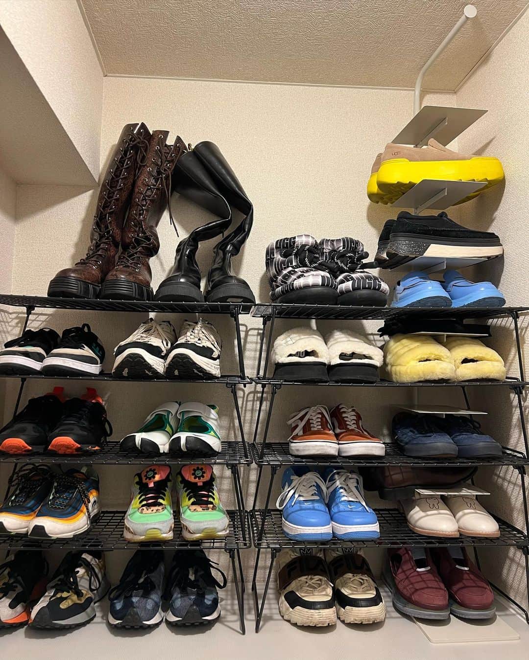 光永さんのインスタグラム写真 - (光永Instagram)「昨日どこのか聞かれまくったお気に入り靴コーデ👞💙 水色とオレンジの組み合わせって可愛いよなぁ。 ㅤㅤㅤㅤㅤㅤㅤㅤㅤㅤㅤㅤ あと玄関初見せ🏠#Hinata_Home  デッカい靴箱の上にシート敷いて、IKEAの3段までしか重ねちゃダメなラックを4段重ねている私。 (あとブーツに何か入れてあげて) あと、このラグ可愛過ぎて毎日テンションが上がります。 ㅤㅤㅤㅤㅤㅤㅤㅤㅤㅤㅤㅤ アウター：#NONTOKYO ローファー：#camper バッグ：#SML ㅤㅤㅤㅤㅤㅤㅤㅤㅤㅤㅤㅤ ㅤㅤㅤㅤㅤㅤㅤㅤㅤㅤㅤㅤ #ootd #outfit #一人暮らしインテリア #玄関インテリア #ミックスインテリア #メンズライクコーデ #ショートヘアアレンジ #靴収納 #ikea #hay #ニトリ #壁に付けられる家具」1月13日 17時21分 - hinata_official__