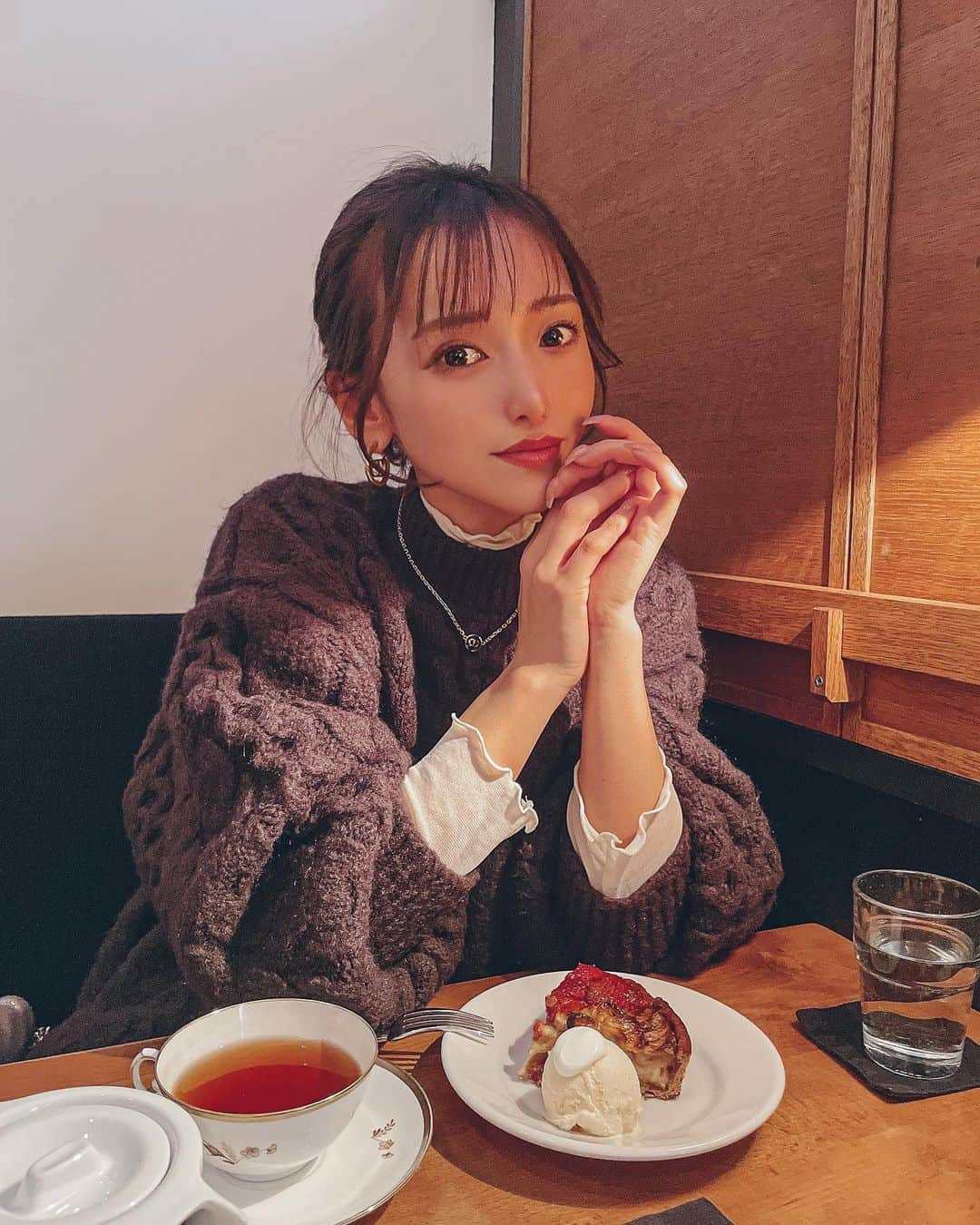 引地裕美さんのインスタグラム写真 - (引地裕美Instagram)「前にsold outしてた焼きいちごタルト🥹🥧🍓🍓  美味しすぎた、、、🤤  お店の中レトロで夕方はかなり暗いんだけど ケーキの写真が我ながら上手すぎる😌👏🏻📸🎞 （iPhoneクオリティ◎）  #みんちゃんカフェ巡り ☕️ #横浜カフェ #元町カフェ #cafedelento  #ヘアアレンジ #hairarrange #UMine #japan #옷스타그램 #데일리룩 #코디스타그램 #每日穿搭 #일본 #얼스타그램 #照片 #粉我 #japanesegirl」1月13日 17時41分 - yuumihikichi