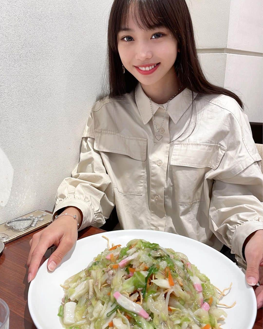 松本麗世さんのインスタグラム写真 - (松本麗世Instagram)「♡ ♡ 山形屋名物の「かた焼きそば」 めっちゃ美味しかった𓂃𓈒𓏸︎︎︎︎ ❤︎ 完食??笑！ ♡ 大盛り焼きそば　1050円 ミニ焼きそば　　540円 ４枚目は、昔のレストランの写真ですよ！雰囲気が素敵‪⸜♡⸝‪ ♡ #松本麗世 #matsumotoreiyo #かた焼きそば #山形屋 #ランチ #大盛り #鹿児島 #金生町 #７階レストラン#鹿児島山形屋 #ミニやきそば #大盛り焼きそば」1月13日 18時40分 - reiyo.matsumoto