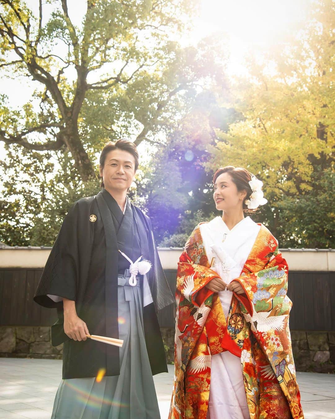 加島ちかえさんのインスタグラム写真 - (加島ちかえInstagram)「婚礼の和装写真撮りました👘✨ (※昨年11月撮影)  2021年に入籍をしてから 色んなことが起こりすぎて 毎日が今まで以上にあっちゅ-間w 🤪  でもこうして和装すると、ふと 夫婦なんだなぁーって(遅ｯｯw)  この大切な撮影に ご尽力くださった皆様は 👘　@kimonostylistmieko  📸　@imagen_studio3969  💄　@sujarta_com(Twitter)  実は私が20歳そこそこの頃に お仕事でご縁があった方々で✨  お一人お一人ﾀﾞﾒ元で お声かけしたところ… 皆さん、一言返事で "ぜひやりましょう❣️"と 言ってくださりました😭👏💕  幸せすぎた時間と 素敵なﾌｫﾄたち… ✨💎一生の宝物です💎✨  #和装前撮り  #和装　#色打ち掛け　#和装ヘア　#日本庭園  #ロケーションフォト #ロケーション前撮り #夫婦写真  #婚礼摄影 #城咲仁　#加島ちかえ  #ジンチカちゃんねる #   #ありがとう  #ご縁を大切に  #母の和装ﾘｸｴｽﾄに応えられてよかった #着付け師の今は亡きおばあちゃんに見せたかった」1月13日 18時47分 - chikaekashima