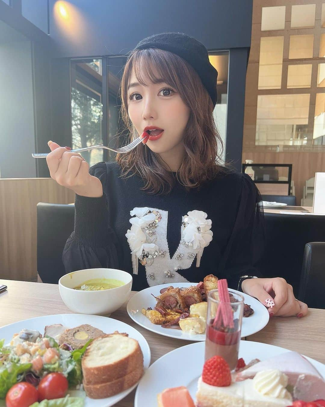 加藤里奈さんのインスタグラム写真 - (加藤里奈Instagram)「⋆  @hiltonnagoya の⸜ 北欧グルメ紀行 ⸝  ランチビュッフェに行ってきました☺️🤍  北欧の家庭料理を贅沢にアレンジしたウィンターランチで、 体が温まるような北欧料理が豊富でした🥰  ブリの塩釜焼きフェンネルレムラードや、 鶏肉を赤ワインで煮込んだコックオーヴァン、 アイルランドの家庭料理、プロックフィスクルの グラタン仕立てなど15種類の温かい料理がありました𓌉◯𓇋  コックオーヴァンの鶏肉がとてもほろほろで 味も染み込んでいて美味しかったです😋 魚とポテトのシチューグラタンも美味しかった🤤  ココナッツカレーやシーフードチャウダーなどスープ類も 美味しくて大満足🤭 本当に体がぽかぽかになる料理ばかりでした♡  そしてスイーツコーナーには、 ストロベリースイーツが5種類も🥹 いちごのショートケーキや ストロベリーピスタチオムースが美味しかったです😋  いちごのスイーツをお腹いっぱいになるまで食べれて 本当に贅沢なビュッフェでした🧡  3/1 wed.まで、ヒルトン名古屋のインプレイス3-3にて 開催しています♡  #pr #ヒルトン名古屋 #ビュッフェ #北欧グルメ紀行  #ランチビュッフェ #ヒルトン #ホテルビュッフェ  #デザートビュッフェ #ストロベリービュッフェ  #ストロベリーアフタヌーンティー」1月13日 19時39分 - katoco0326