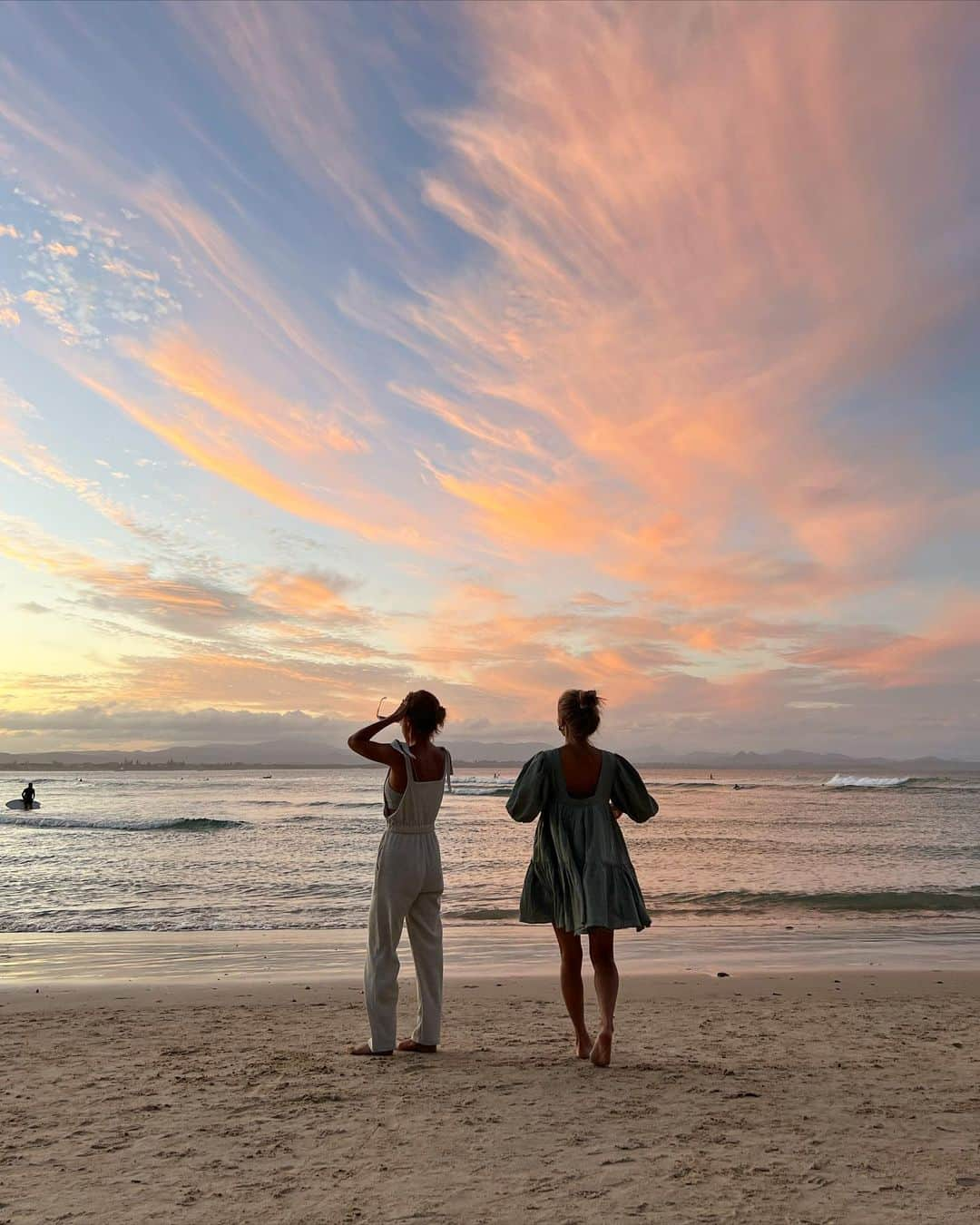 山中美智子さんのインスタグラム写真 - (山中美智子Instagram)「The pass 🧡  サンセットにおすすめのビーチ✨ 陽が沈むのは8時だから7時くらいに行ってゆっくりするのが定番👍🏾✨  お気に入りのワンピースは春の新作です🫶🏾 @alexiastam_official」1月13日 20時01分 - alexiastam1988