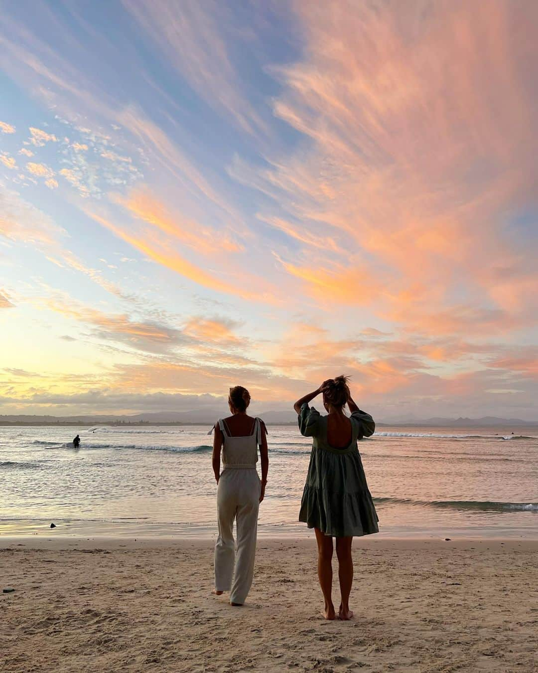 山中美智子さんのインスタグラム写真 - (山中美智子Instagram)「The pass 🧡  サンセットにおすすめのビーチ✨ 陽が沈むのは8時だから7時くらいに行ってゆっくりするのが定番👍🏾✨  お気に入りのワンピースは春の新作です🫶🏾 @alexiastam_official」1月13日 20時01分 - alexiastam1988