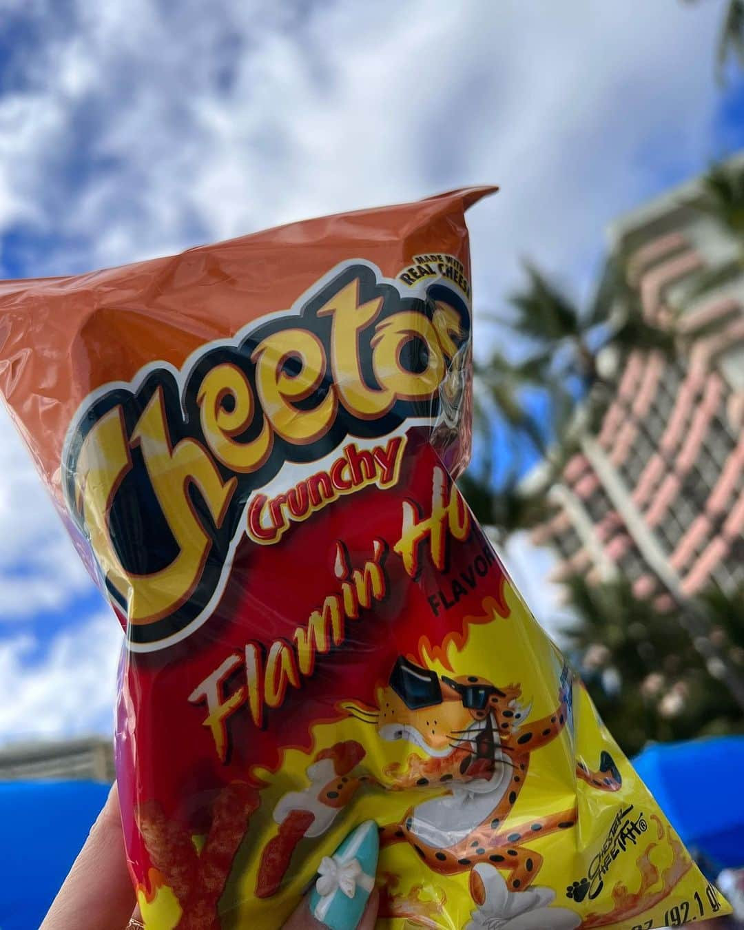 藤木そらさんのインスタグラム写真 - (藤木そらInstagram)「. . On New Year's Day in Hawaii, the shops weren't open at all, so I was relaxed and healed at Waikiki Beach🥰💜Waikiki Beach is soothing☺️!! . .ハワイのお正月元旦は、お店が全然やってなくて急遽近くの水着ショップで、水着調達してまったりお正月ボケしたょ︎👍🏻 💞 . .なにも予定なくだらだら出来る時間はなによりも極上時間やな❤️‍🔥✊🏻 . . .ワイキキビーチは本を読んだりのんびりした人が多い(*ﾟ▽ﾟ)ﾉ🍺 . . .食欲旺盛止まらないかなー😉ずっと食べてるやないか( ᜊ°-° )ᜊw . . . . . . . . . . . . .#ワイキキビーチ #wikikibeach #お菓子パーティー #美人モデル #美女図鑑 #ハワイ旅行 #ハワイ生活 #ハワイ好きな人と繋がりたい」1月13日 20時04分 - sorafujiki