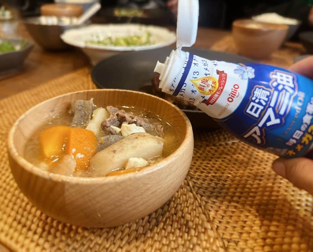 鈴木六夏さんのインスタグラム写真 - (鈴木六夏Instagram)「良質なオイル摂取が 美容も健康にも欠かせないことは知りながら、ただ”飲む”となると、 私にとってはハードルが高い💦  なのでお料理にかけたり混ぜたりして使っています。そうするとコクが増して美味しくなる！  日清オイリオの「アマニ油」が 我が家の食卓に欠かせない存在となっています。  定番のレシピ①は ドレッシングに使用。 アマニ油＋焼肉のタレ＋粗塩  オイルが味をまろやかにしてくれ、とても使いやすい！  定番レシピ②は 豚汁やお味噌汁にひとかけ。  特別なメニューでなく、こういう毎日の様に作るものにプラスしながら、小さじ一杯で１日に必要なオメガ３が摂取できる所が最高。  汁物にかけると、最後の旨み調整をしてくれるような感じがして、とても気に入っています！  アマニ油というのは、実はとても酸化しやすい油だと言います。ですが、日清オイリオさんの「日清アマニ油」は「酸化ブロック製法」で作られていてボトルも酸化対策にこだわっているのだそう。 いつでも新鮮なオイルを摂取出来る！というところがうれしいポイントです。  健康な身体も心も食事から。  毎日コツコツ出来ることを続けることが とても大切だなと実感しています。  #PR」1月13日 20時34分 - rikuka.62