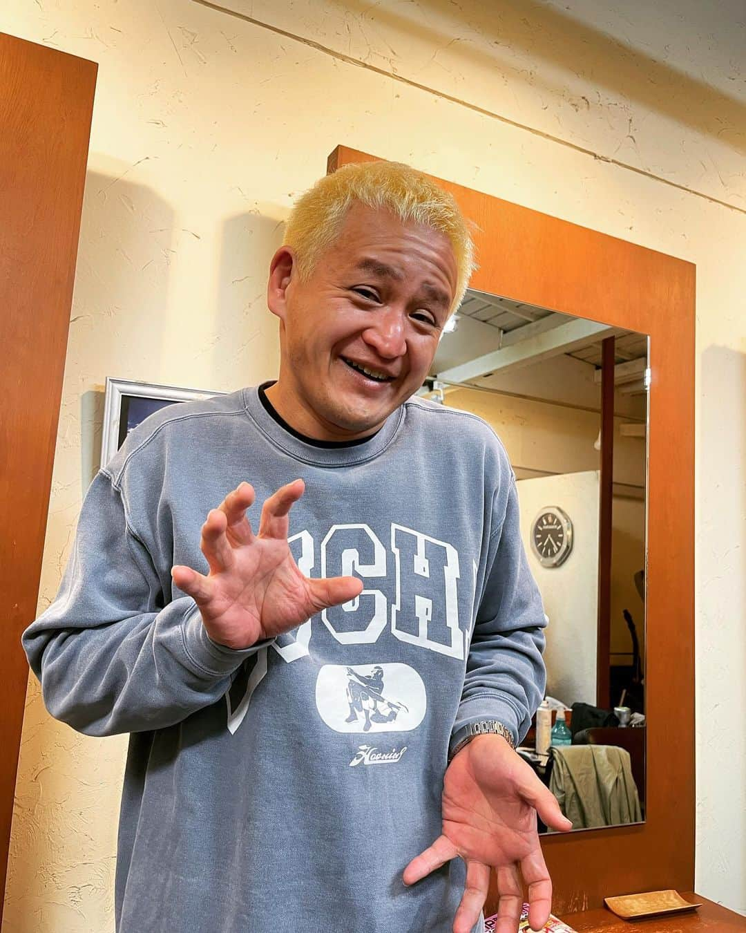 杉本知香さんのインスタグラム写真 - (杉本知香Instagram)「フォレスト名物。珍しい2ショット😆 小杉さんと福ちゃん、村田さんに会えて 興奮してました😆  #中目黒美容室#珍しい2ショット #村田諒太 🥊 #ロンドンオリンピックミドル級金メダリスト 元#WBA世界ミドル級スーパー王者 #ブラマヨ小杉#ブラックマヨネーズ #小杉竜一  #ガリットチュウ福島#ガリットチュウ #福島善成」1月13日 20時40分 - sugimotoc