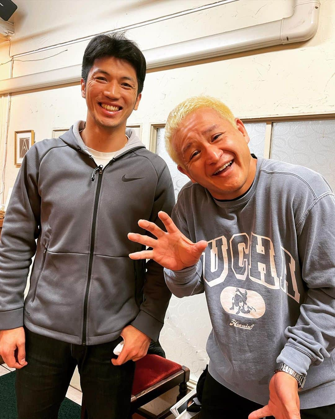 杉本知香さんのインスタグラム写真 - (杉本知香Instagram)「フォレスト名物。珍しい2ショット😆 小杉さんと福ちゃん、村田さんに会えて 興奮してました😆  #中目黒美容室#珍しい2ショット #村田諒太 🥊 #ロンドンオリンピックミドル級金メダリスト 元#WBA世界ミドル級スーパー王者 #ブラマヨ小杉#ブラックマヨネーズ #小杉竜一  #ガリットチュウ福島#ガリットチュウ #福島善成」1月13日 20時40分 - sugimotoc