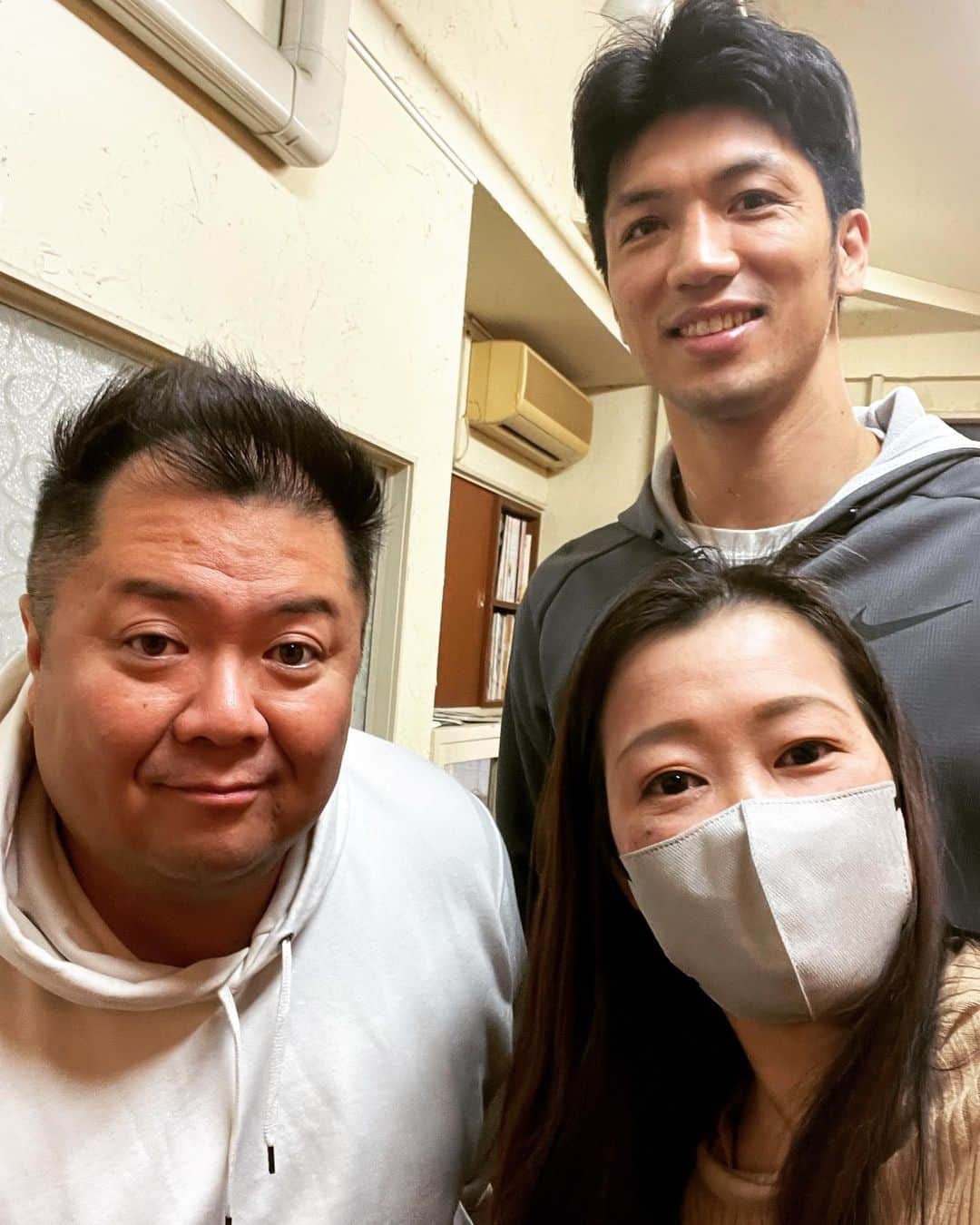 杉本知香さんのインスタグラム写真 - (杉本知香Instagram)「フォレスト名物。珍しい2ショット😆 小杉さんと福ちゃん、村田さんに会えて 興奮してました😆  #中目黒美容室#珍しい2ショット #村田諒太 🥊 #ロンドンオリンピックミドル級金メダリスト 元#WBA世界ミドル級スーパー王者 #ブラマヨ小杉#ブラックマヨネーズ #小杉竜一  #ガリットチュウ福島#ガリットチュウ #福島善成」1月13日 20時40分 - sugimotoc