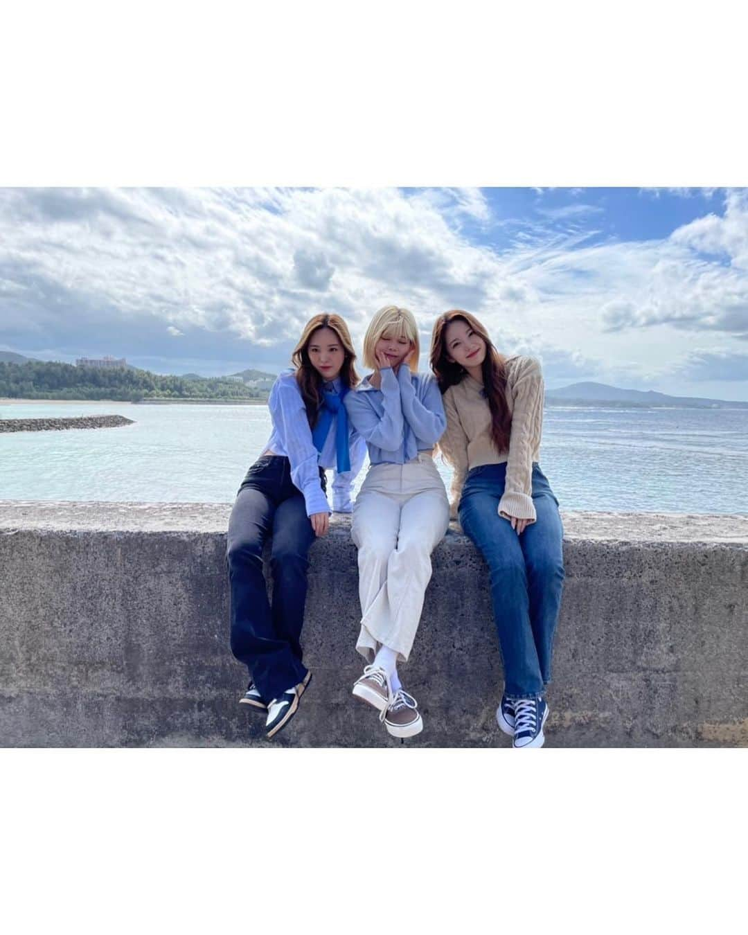 NiziUさんのインスタグラム写真 - (NiziUInstagram)「Okinawa♡ 眩しすぎて目が開かなかったの🤫✨ • • • 너무 눈부셔서 눈이 안떠졌어🤫✨ • • #🌷🌷🌷」1月13日 21時29分 - niziu_artist_official