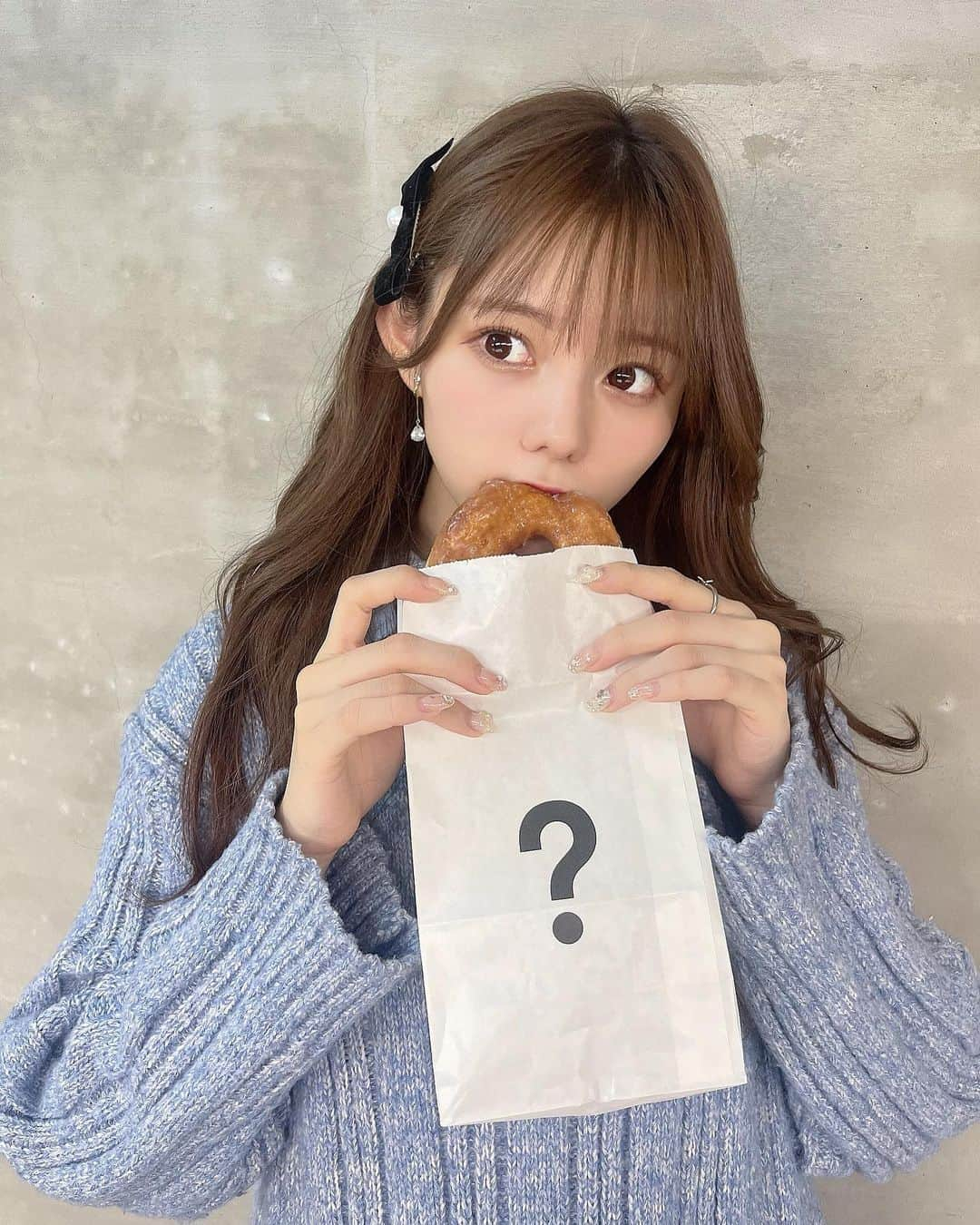 大森莉緒さんのインスタグラム写真 - (大森莉緒Instagram)「・ ・ I'm donut?🍩  いつも行列が出来てるアイムドーナツ！差し入れで頂いたの🤤💭  もちもちで美味しかった〜〜💞💞 ・ ・ #大森莉緒 #おーりお #おりおんず #おりおの食 #アイムドーナツ #ドーナツ #ヘアアレンジ #耳かけ #imdonut #sweets #instagood #instafood #instapic #good #카페투어 #맛집 #음식 #푸드 #좋아요 #카페 #도넛」1月13日 21時48分 - rio.ohmori