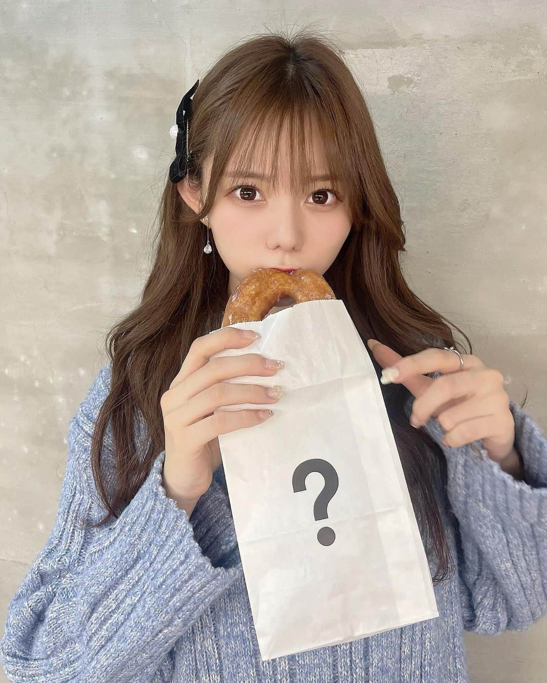 大森莉緒さんのインスタグラム写真 - (大森莉緒Instagram)「・ ・ I'm donut?🍩  いつも行列が出来てるアイムドーナツ！差し入れで頂いたの🤤💭  もちもちで美味しかった〜〜💞💞 ・ ・ #大森莉緒 #おーりお #おりおんず #おりおの食 #アイムドーナツ #ドーナツ #ヘアアレンジ #耳かけ #imdonut #sweets #instagood #instafood #instapic #good #카페투어 #맛집 #음식 #푸드 #좋아요 #카페 #도넛」1月13日 21時48分 - rio.ohmori