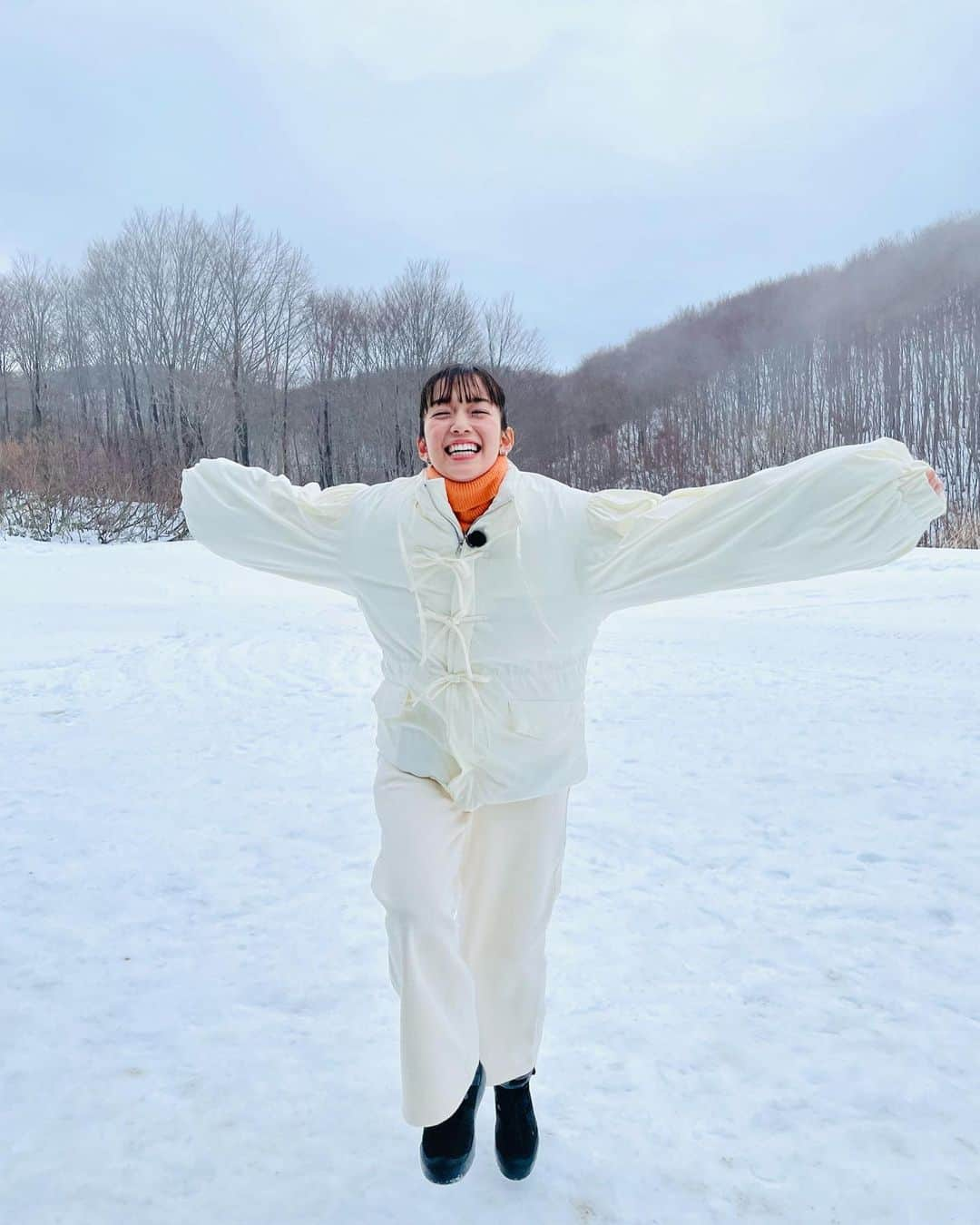 佐藤栞里さんのインスタグラム写真 - (佐藤栞里Instagram)「. 有吉の壁 in 新潟 ありがとうございました❄︎ 雪と氷と雨と芸人さんって、最高だ！！ #スキーーーー焼きが食べたいです #185番行く頃には営業時間が終わりそう🫥 #あの3人組ちゃんと山の上までたどり着けたかなあ #そうですわたしはGALBです🫡 #Ha〜Ha! #ぎゅうぎゅうジャンボ尾形さん #あの時の感動がまだここにありました船木ぃ #パンツ一丁スノボ #ゲレンデには要注意 #今年の夏はかんぴょう冷や巻き食べてみよう #みなさん早くジャンパー着てください😂 #ルイさんとのレッスン希望します #マンモス生きて会えて良かった🦣 #しーちゃんやかんが顔に当たっても起きないくらい凍ってたねえ #最強ヘビメタ乾布摩擦🙌 #言いたくなります野口樋口福沢諭吉 #わたしもオッチョコペイで #スター側が剥がされる新潟 #絶対嘘つきません🤥 #源さんがもっと輝くお店きっとあります🥺 #gnnpm毎週聴きたいな #🌜🌜🍌🌜🌜 #結果アイスラーメンもください #直かき氷いちご味 #雪山でポ⭐︎チに出会いたい #毎年白銀のゲレンデをありがとうございます❄️ #もぐらさんならバナナも見つけられるかな #コナンくんスノボめちゃうまい🤣 #有吉さんも大好きな鳥人間コンテストin新潟」1月13日 22時29分 - satoshiori727