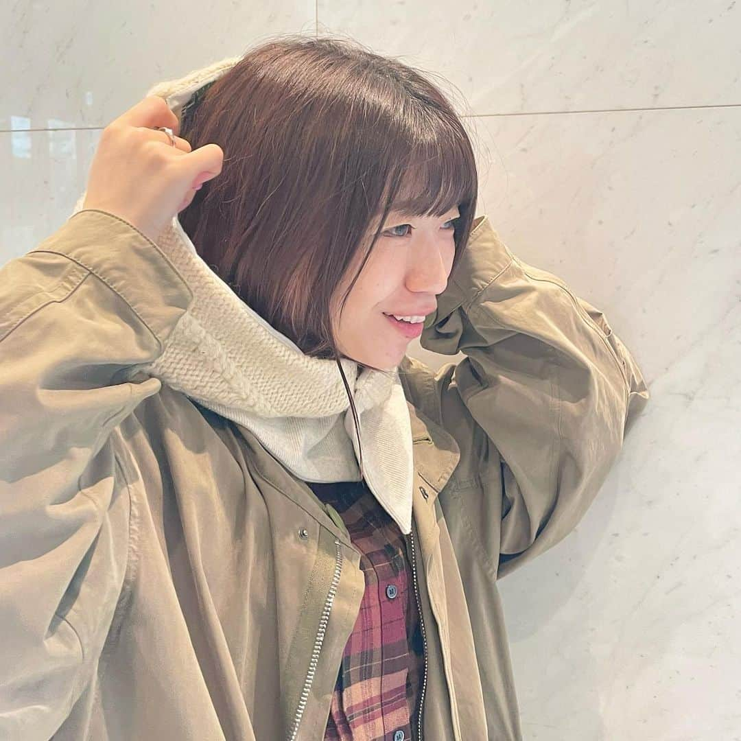 ぱいぱいでか美さんのインスタグラム写真 - (ぱいぱいでか美Instagram)「付けフード☁️ . SREUの付けフード(?)、可愛いし暖かいし 最近めっちゃ重宝してます🫶🏻 リバーシブルになってて今はニットを表にしがちだけど SREUならではのもう片方もとても可愛いのでまた載せよーっと☺️ アウターの上から付けてもバリエーションでるし スウェットとかシャツみたいなトップスの上に付けても可愛くてすき🐶 . #SREU #hoodie #付けフード #リバーシブル #でか美私服 #でか美ちゃん」1月13日 22時49分 - paipaidekami