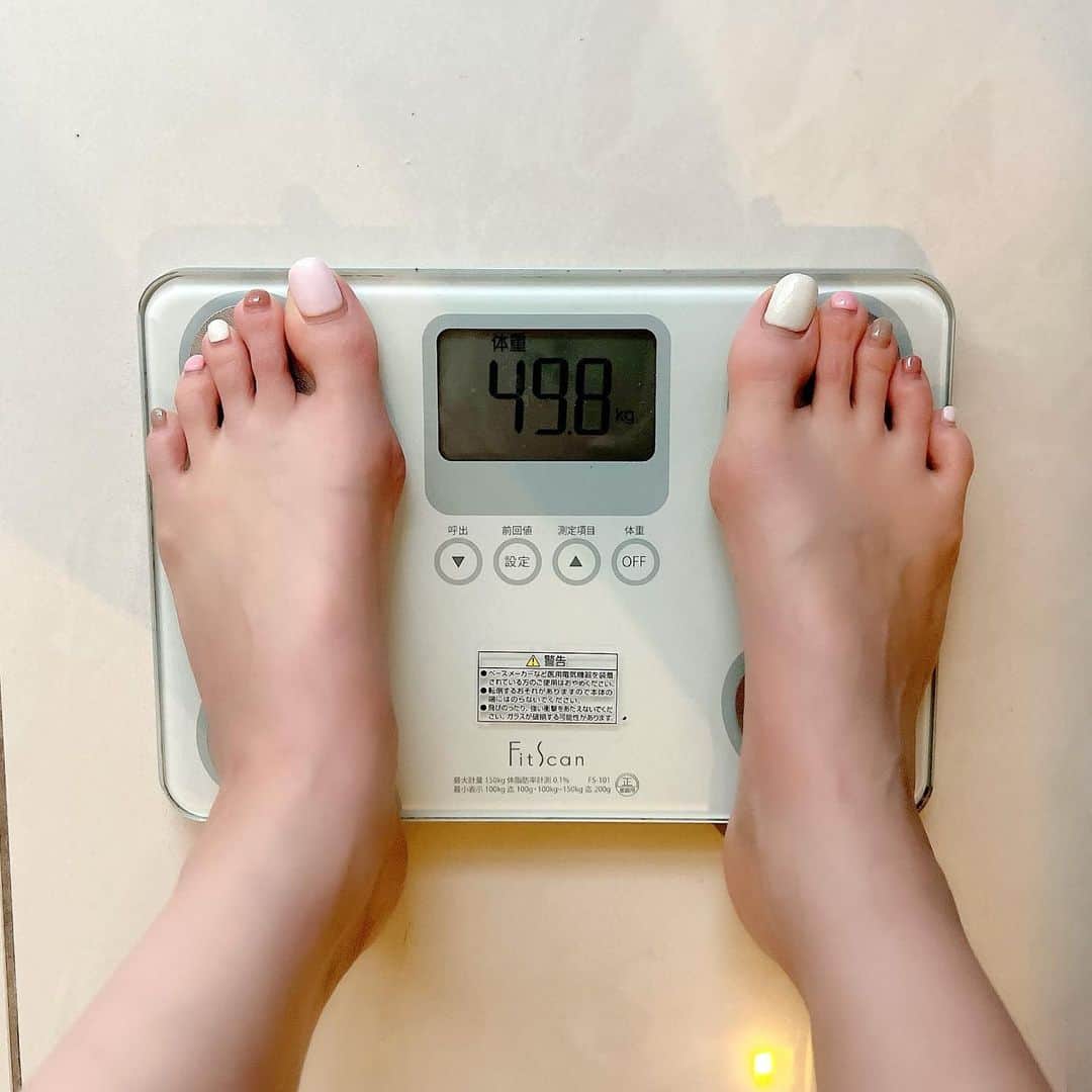 美香さんのインスタグラム写真 - (美香Instagram)「あと２日で紙媒体復刊andGIRL @andgirl_jp の撮影❤️  きっちり２キロ落としました😘  ダイエット目的ではないので これ以上は落としません。 （詳しくは一月二日のインスタに投稿しています♡）  炭水化物とグルテンを抜いて 16時間ほど断食。 体力勝負な仕事なので ずっと何も食べず不健康なことは🆖🙅‍♀️  落ちない。そう思うと落ちない。 痩せメンタルに持っていけると落ちます。 やろうと思えばあと３キロはわたしすぐに落とせます。  ダイエット＝自虐的なストレスになりがちですが それがそもそも違う気がする。 変わる自分を強力に具体的にイメージして。 本気で理想の自分を想像してね😘 体重が落ちない人は 絶対心のどこかで自分は痩せない 無理、そう思い込んでいませんか？ 違うよ。 思いが人生を作る。 絶対変われるよ！  #思いが全て😋  え。宗教じゃないよ笑  追伸。 全然関係ないかもですが お掃除をすると痩せメンタルになるのわたし。 試してみてね😜」1月14日 8時56分 - mikaofficial99