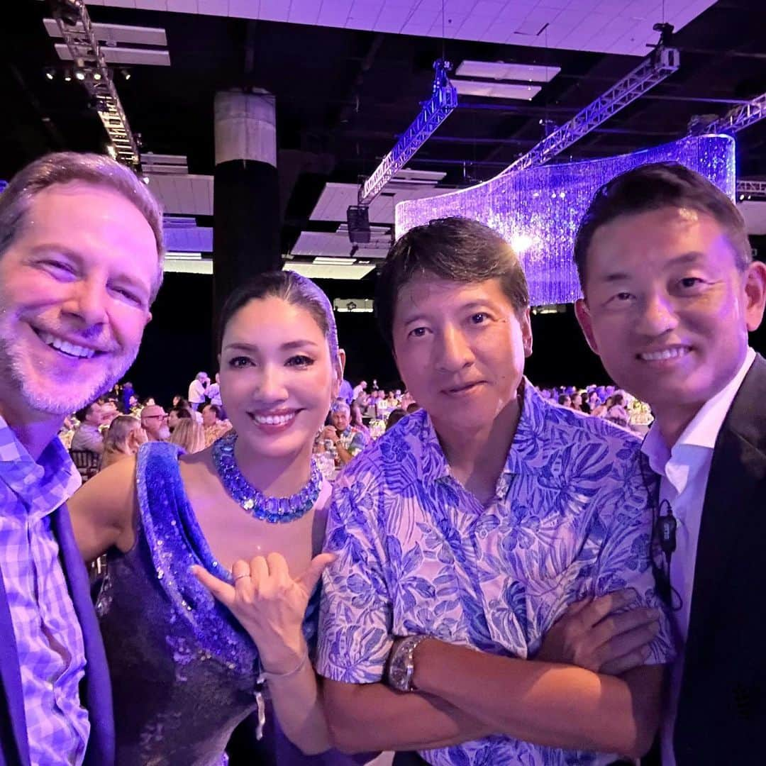 アンミカさんのインスタグラム写真 - (アンミカInstagram)「【SONY OPEN in Hawaii🌺 25th 】のチャリティガラパーティーでは、プロ選手とラウンドできるプロアマ戦ドリームカップ⛳️の表彰式も開催🥇  プロと共に50組が戦うこの試合、、、私たちはジョーダン・スピース選手とラウンドさせて頂きましたが、なんと............準優勝🥈でした‼️  ワイアラエの重鎮の方々とラウンド出来たので、コースを知り尽くしてらっしゃり、素晴らしいアドバイスが頂けて、勉強になるラウンドでした🏌️‍♀️  SONYのCEO吉田さんとフレンズオブハワイのカラマさんに挟まれて📸 帰国したらレッスンに通おうと決意🏌️‍♀️⛳️  あ、その前に仕事仕事‼️帰る帰る詐欺になる前に、本当に帰ります🛩 この後はガラパーティーの特別ゲストライブ♬🎤  #SONYは @sonyopenhawaii を通じてフレンズオブハワイをはじめとするハワイへのチャリティ活動を長く大切にしています。」1月14日 11時20分 - ahnmikaofficial