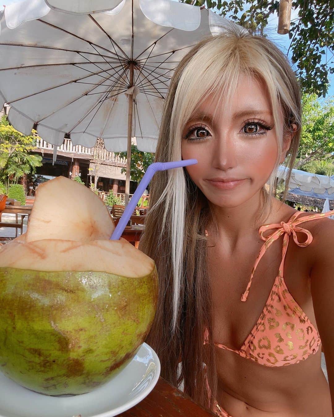 やよさーんさんのインスタグラム写真 - (やよさーんInstagram)「. とりあえず毎日ココナッツジュースを飲む⤴︎中身はスムージーやシェイクになっててめちゃくちゃ美味しい⤴︎ココナッツだけですぐ買っちゃう🧉👙🧡👱🏾‍♀️🏝 . For the time being, I drink coconut juice every day.The contents are smoothies and shakes, and it's really delicious🧉👙🧡👱🏾‍♀️🏝 . . #ピピ島 #phiphiisland #phiphiislands #phiphislandtrip」1月14日 12時02分 - yayosaan