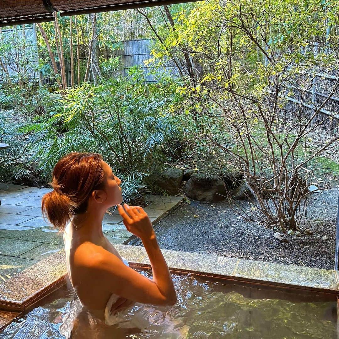 市原彩花さんのインスタグラム写真 - (市原彩花Instagram)「ふふ 熱海♨︎  ずっと泊まってみたかった”ふふ”グループ☺️ 内装も素敵だし、ご飯もこだわりが詰まっててとっても美味しかった🥹 旅館ご飯で過去一好き🫶 お部屋のお風呂も気持ちよくてずーっと入ってたよ☺️ お部屋の飲み物やコーヒー牛乳も無料🫶  ミーミューズにもアナザーショット載せたよ♨️  熱海は東京駅から新幹線で45分🚄 しかも自由席が多いから予約無しでもフラッと乗れてめちゃ気楽✨ 疲れないし、駅前も賑わってて楽しいからいつも熱海行っちゃう😚  次はふふグループの”せかいえ”に泊まってみたい☺️ みんなのお気に入りの温泉宿もコメント欄で教えて〜😚  そして今はスリランカ旅行に来てるよ🥳  #ふふ#ふふ熱海#fufuatami#温泉#温泉宿#高級旅館#高級ホテル#露天風呂#露天風呂付き#露天風呂付き客室#熱海#熱海温泉#onsen#atami#hotsprings#japantravel#japantrip#japan#国内旅行」1月14日 12時12分 - ayaka_ichihara